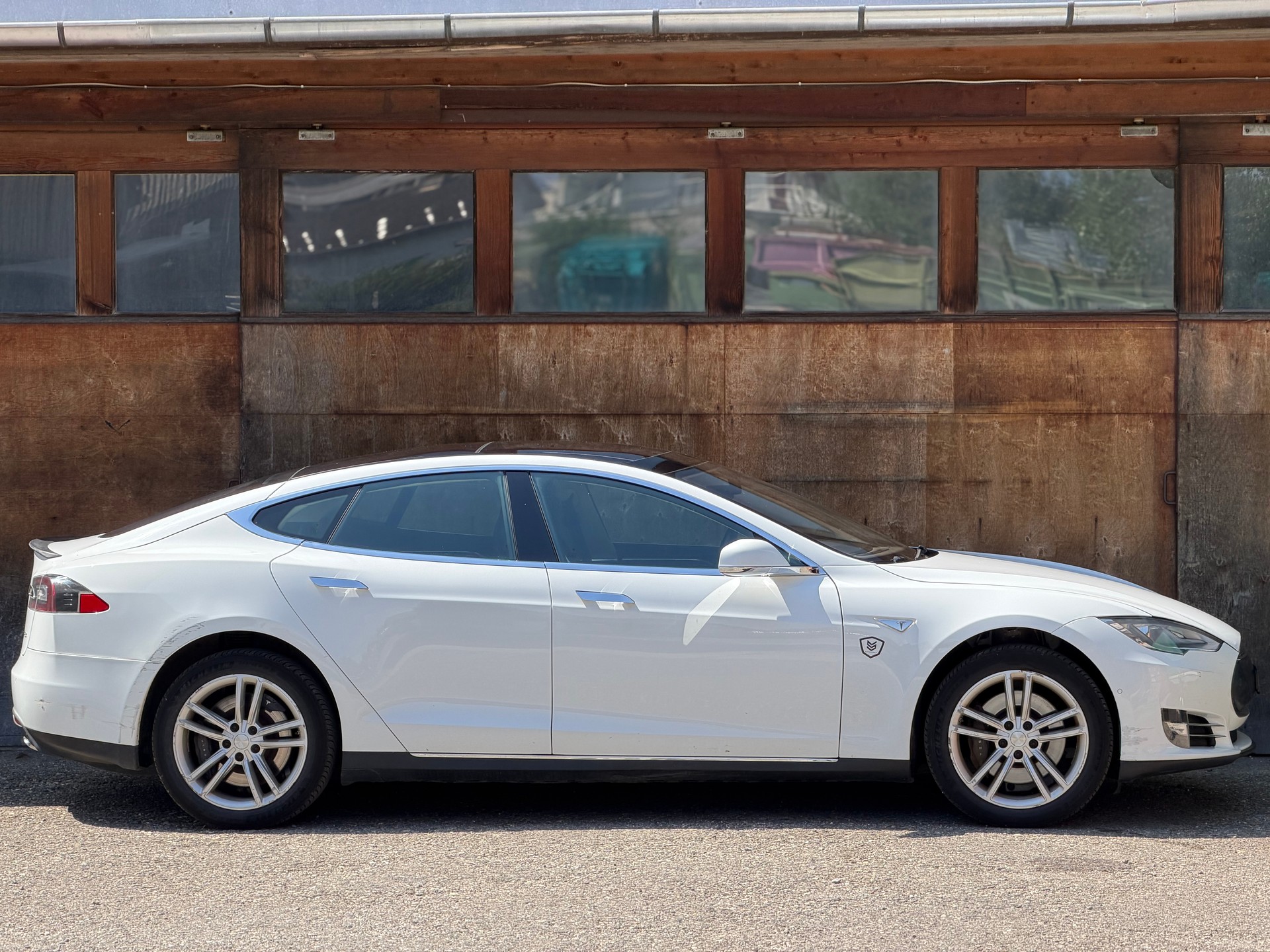 TESLA Model S 85 Signature Performance 85-showroom-element-3