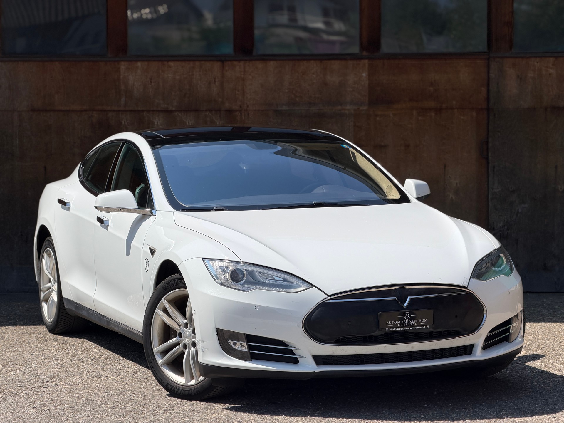 TESLA Model S 85 Signature Performance 85-showroom-element-2