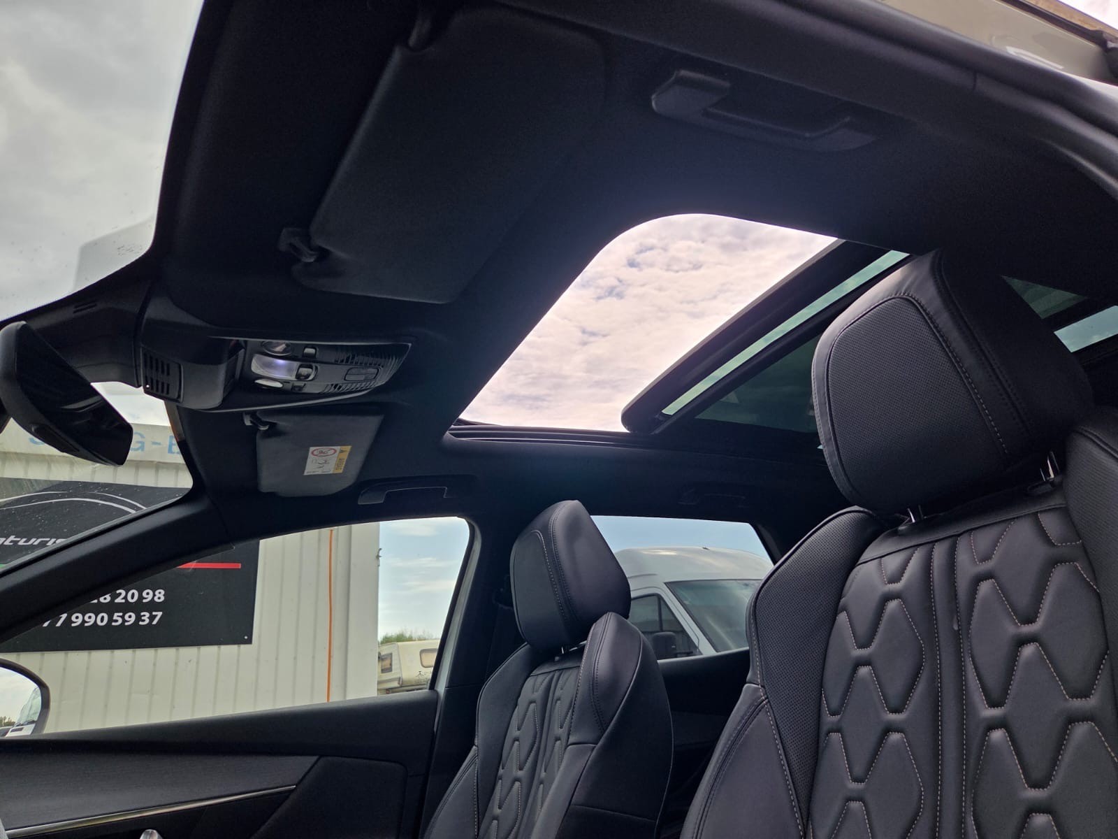 PEUGEOT 3008 300e Hybrid4 GT EAT8-image-8