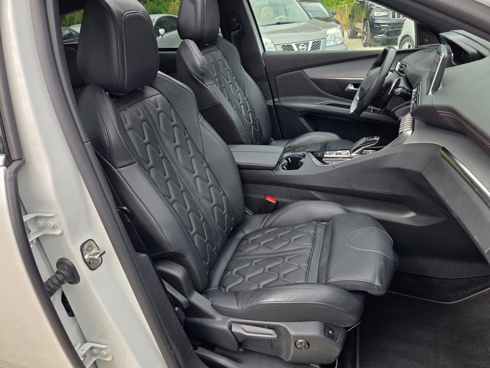 PEUGEOT 3008 300e Hybrid4 GT EAT8-image-10