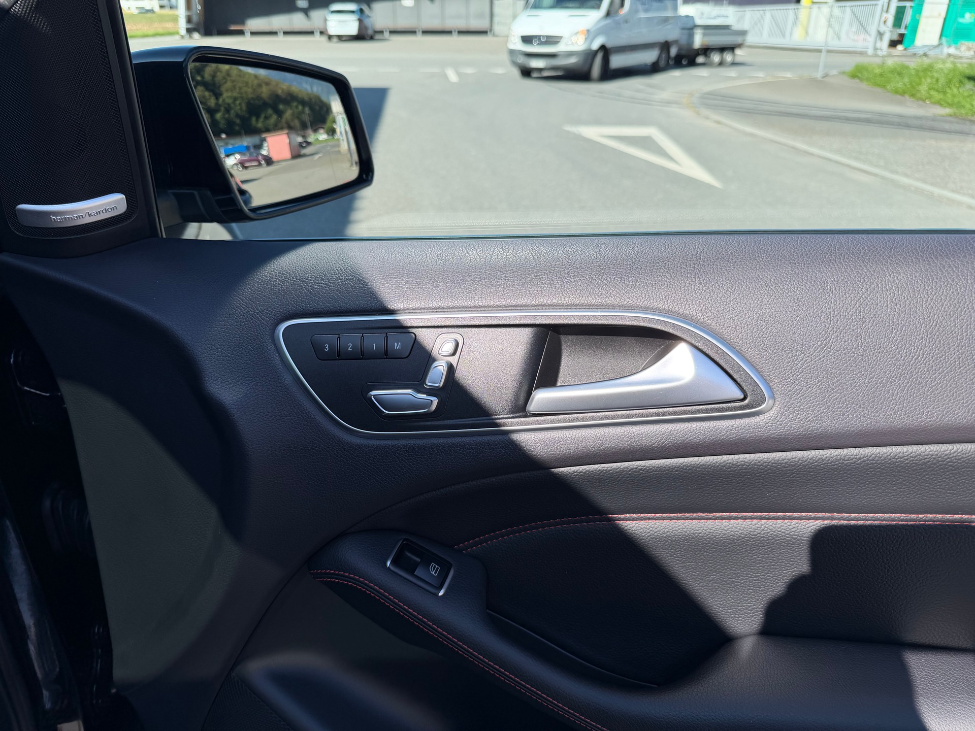 MERCEDES-BENZ B 220 AMG Line 4Matic 7G-DCT-image-31