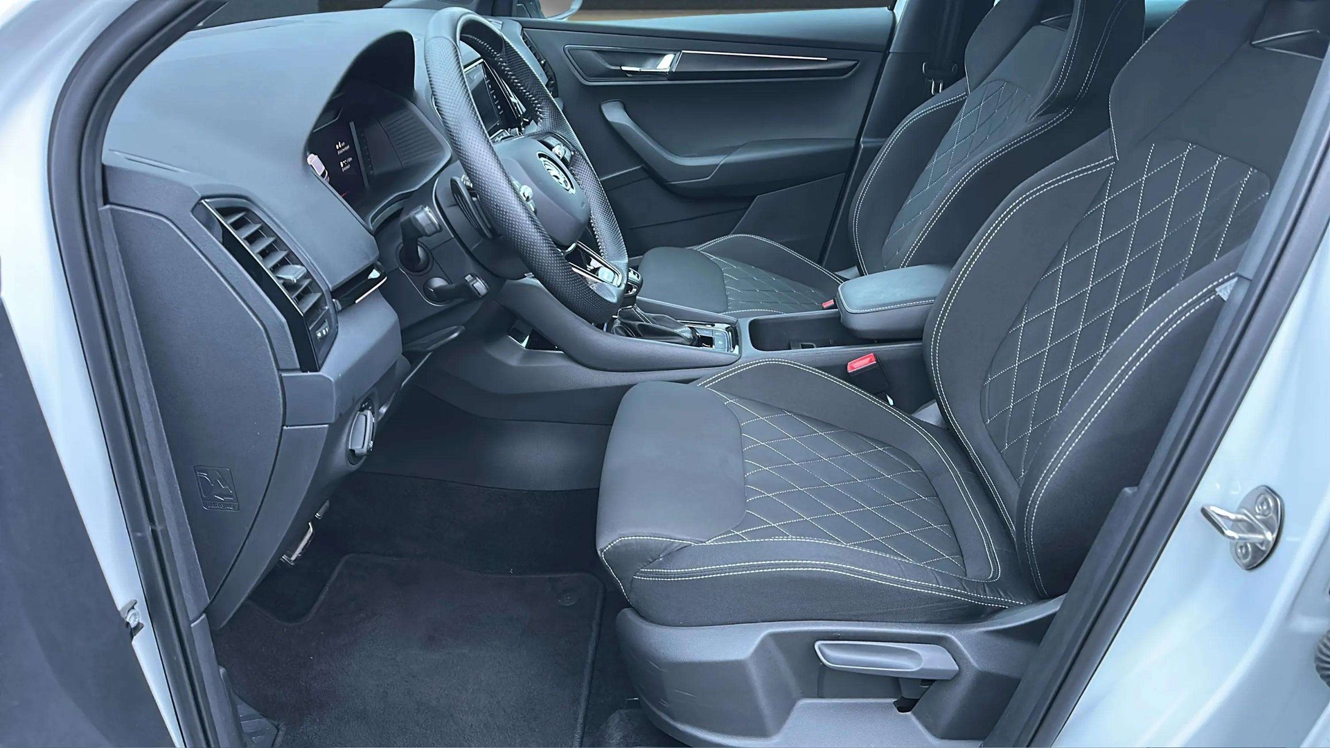 SKODA Karoq 2.0 TSI SportLine 4x4 DSG mit AHK & Standheizung-showroom-element-2