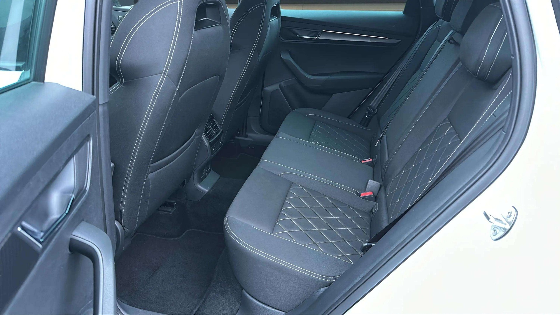 SKODA Karoq 2.0 TSI SportLine 4x4 DSG mit AHK & Standheizung-showroom-element-3