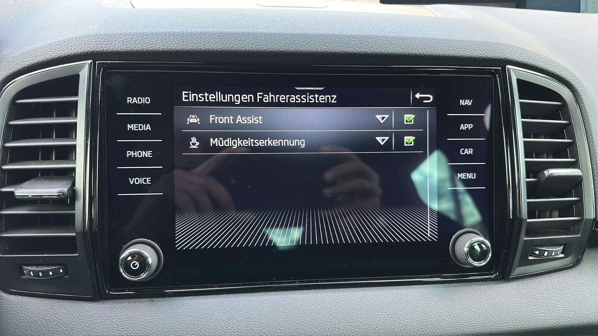 SKODA Karoq 2.0 TSI SportLine 4x4 DSG mit AHK & Standheizung-image-12