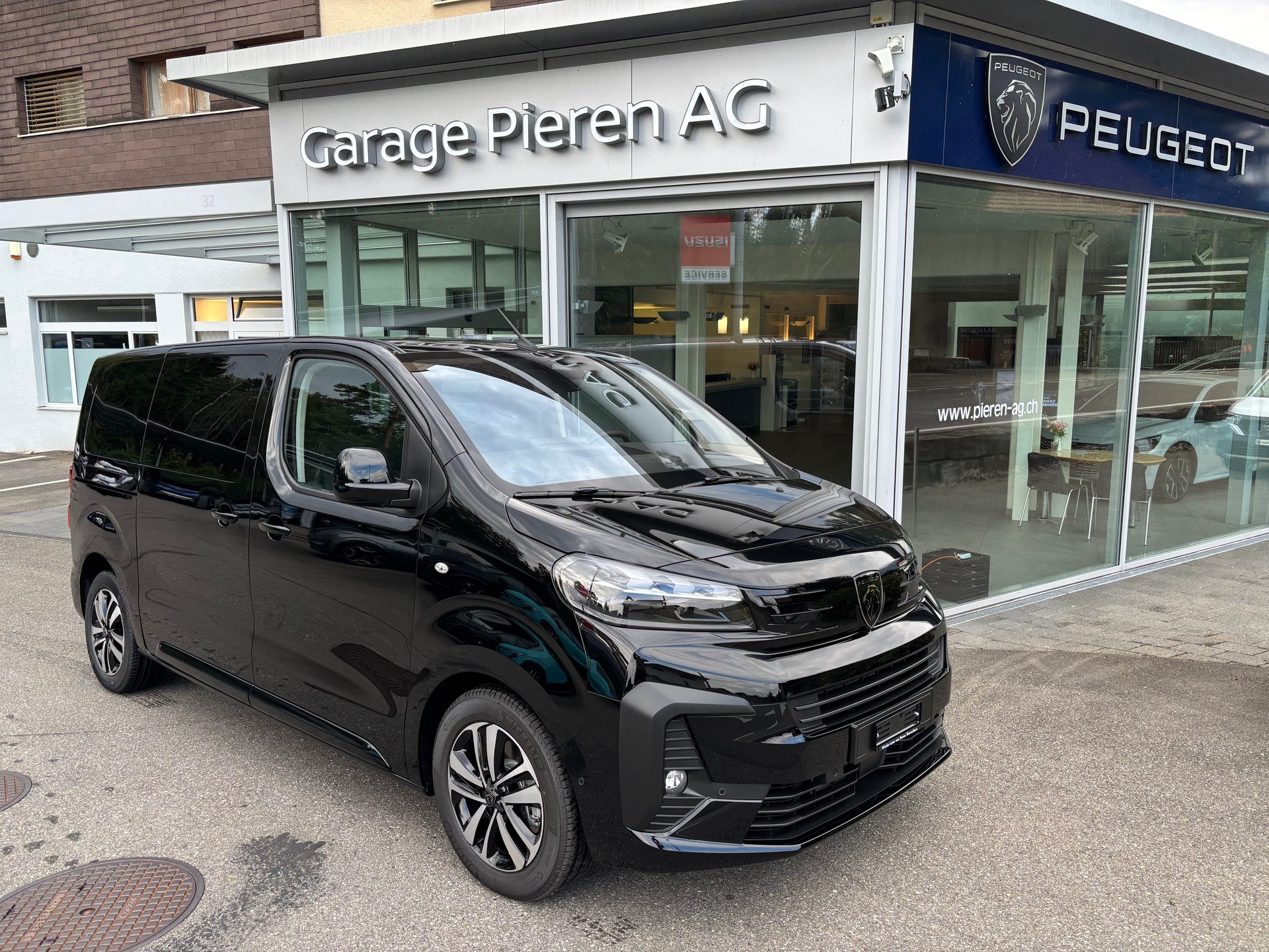 PEUGEOT Traveller Family Edition Standard EAT8