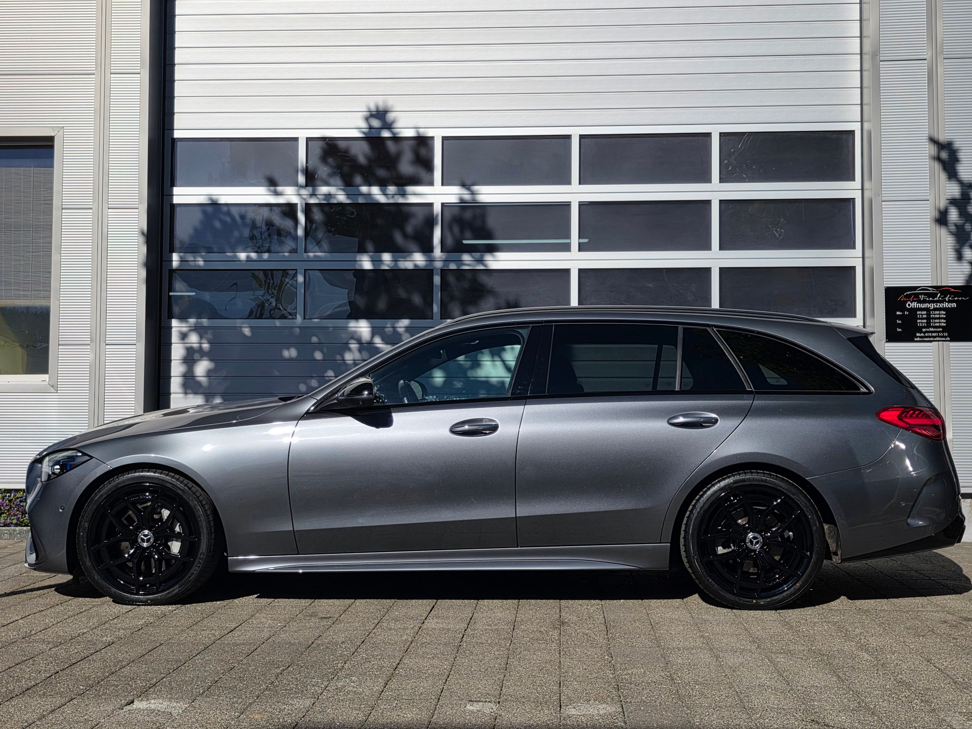 MERCEDES-BENZ C 220 d T 4Matic AMG Line // -PAKET SPORT BLACK -PANORMA -PAKET PREMIUM PLUS - EL.AHK 1800KG - PANORMA -GRATIS SERVICE-showroom-element-2