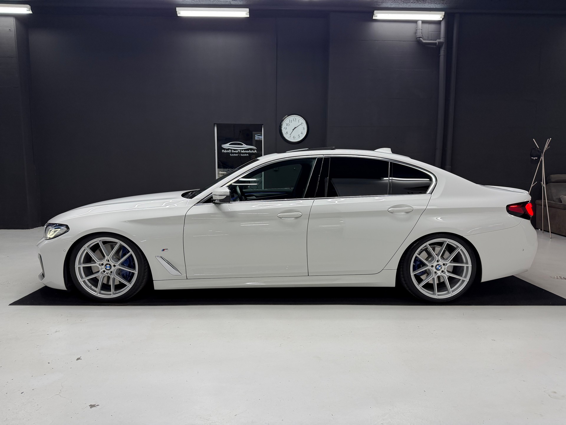 BMW 530-showroom-element-3