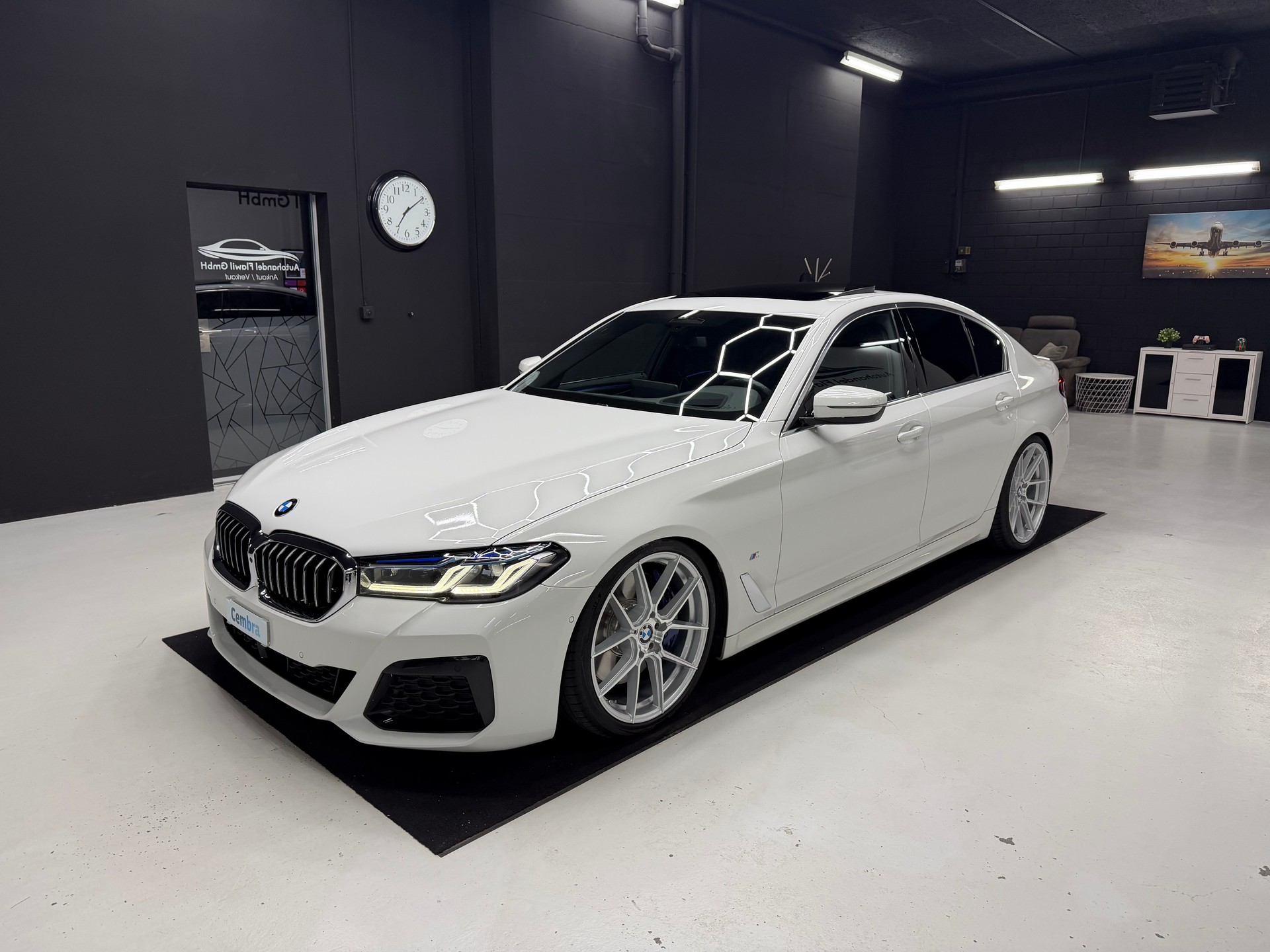 BMW 530-showroom-element-2