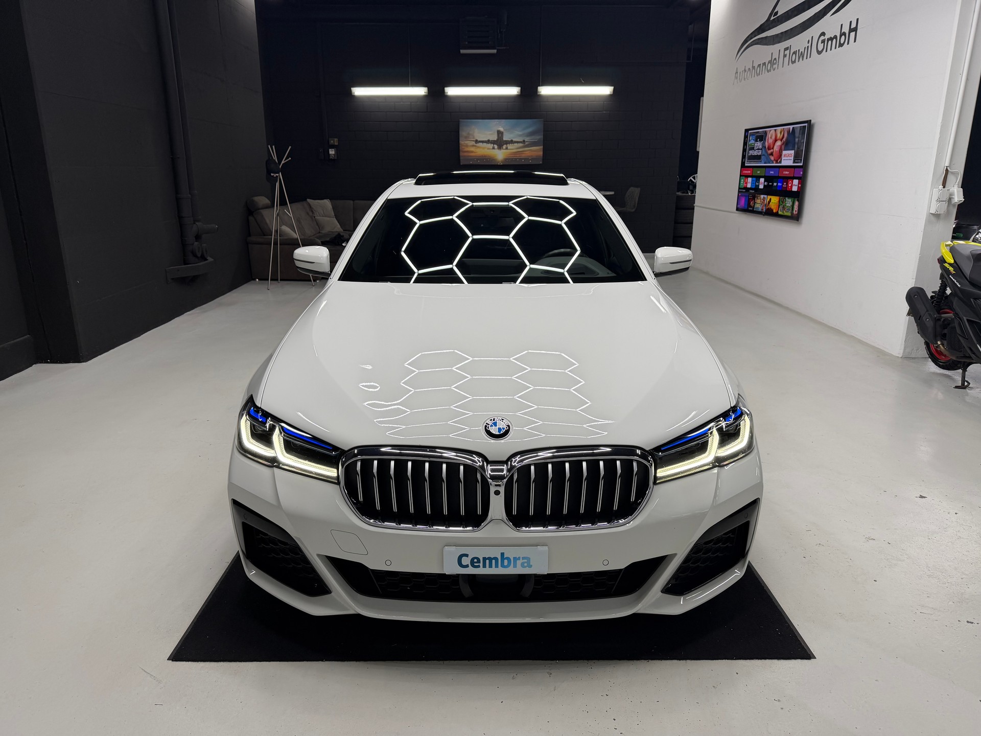 BMW 530-showroom-element-1