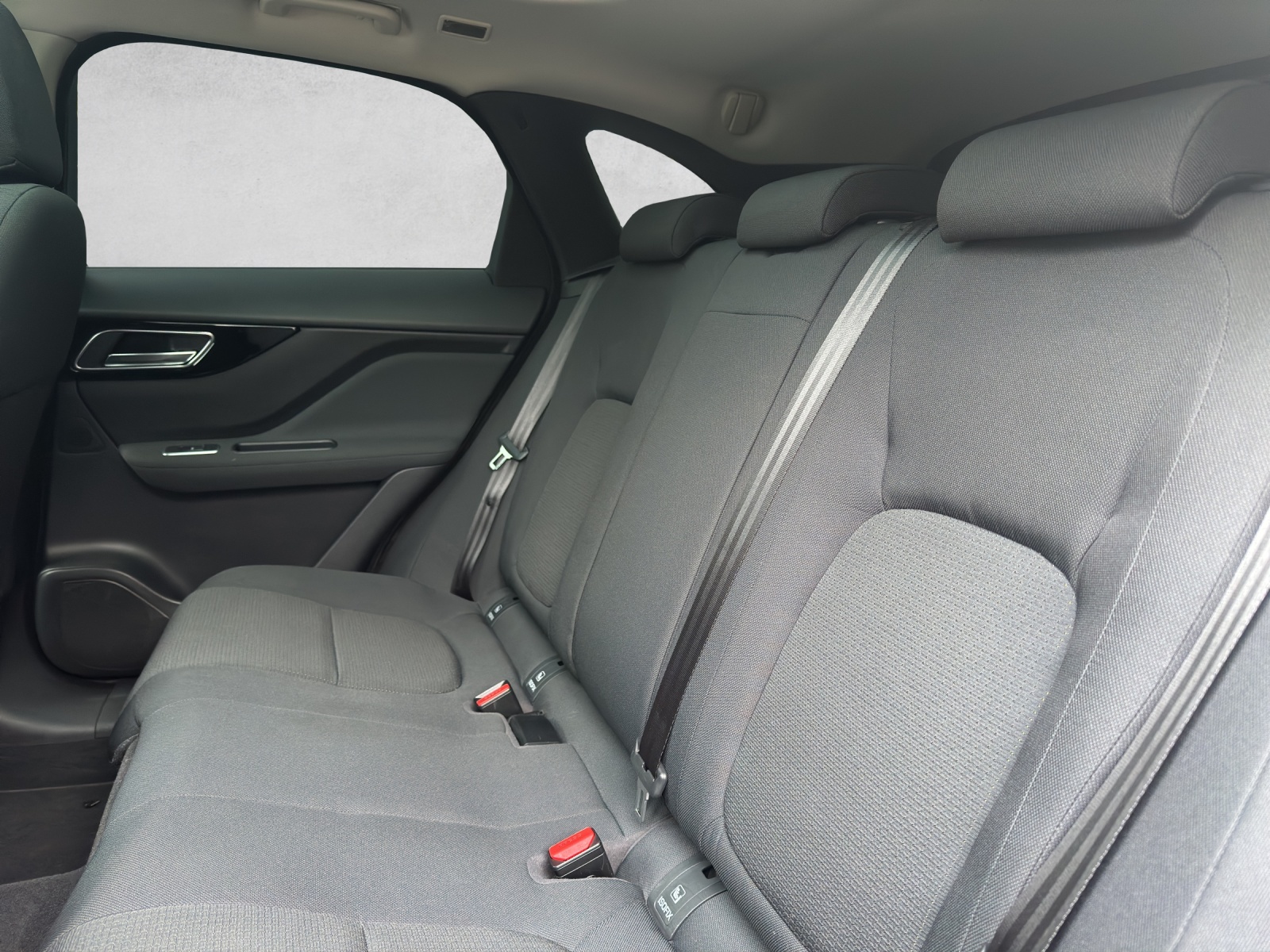 JAGUAR F-Pace 2.0d Pure AWD Automatik-image-9