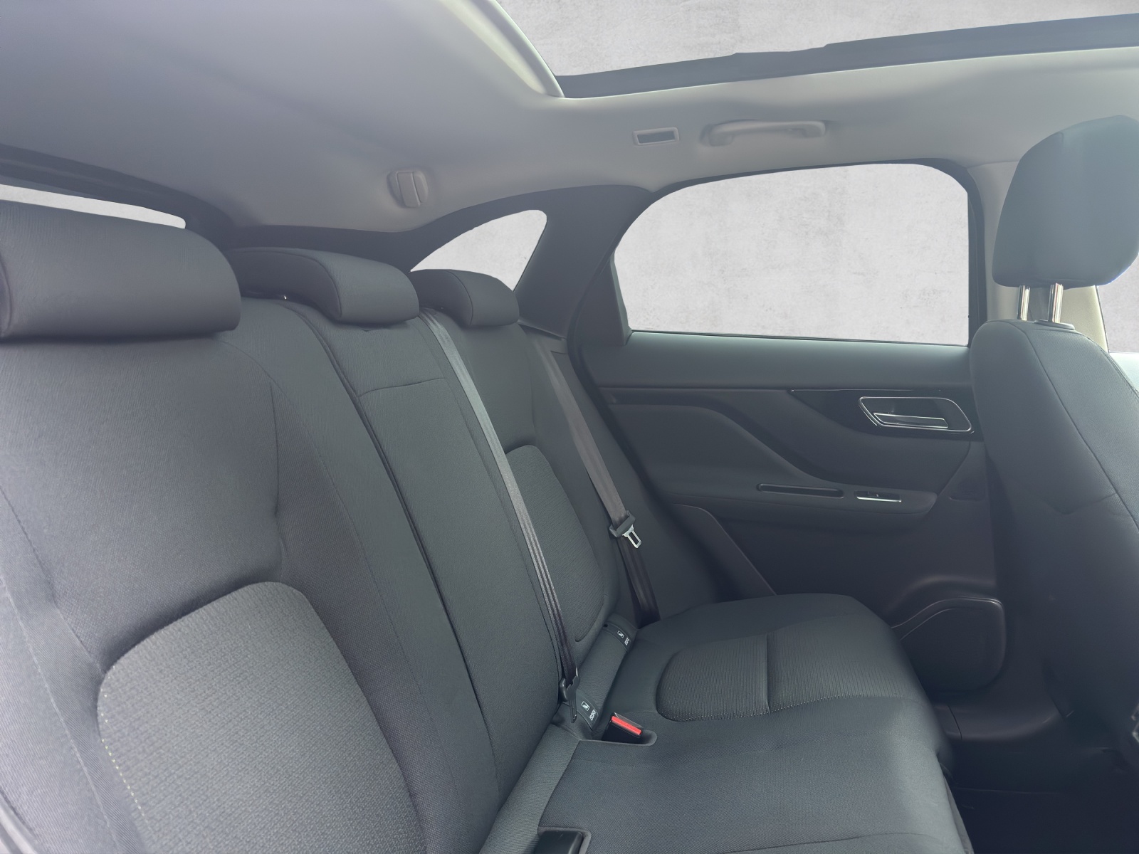 JAGUAR F-Pace 2.0d Pure AWD Automatik-image-11