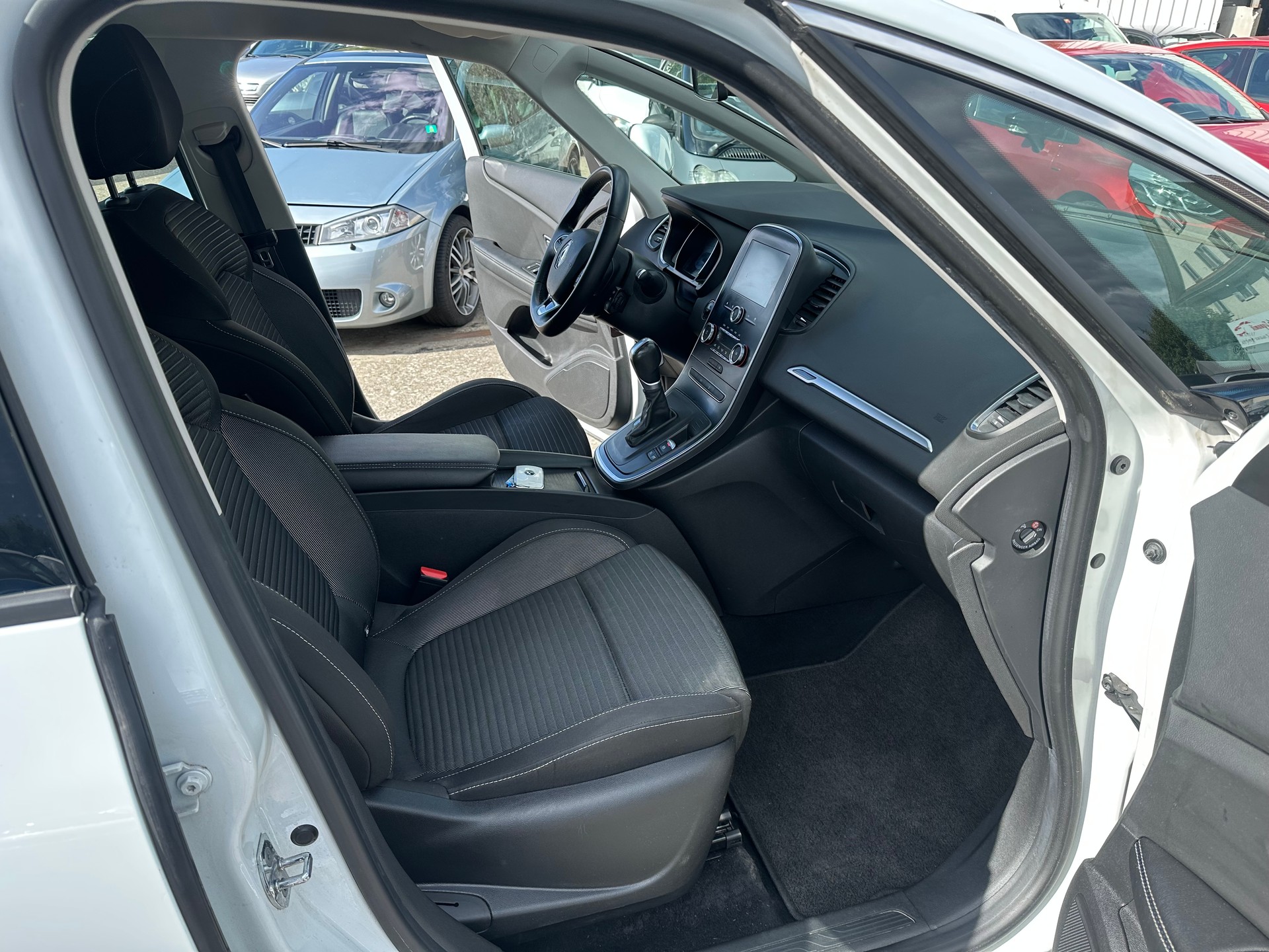 RENAULT Grand Scénic 1.8 dCi Intens EDC-image-8