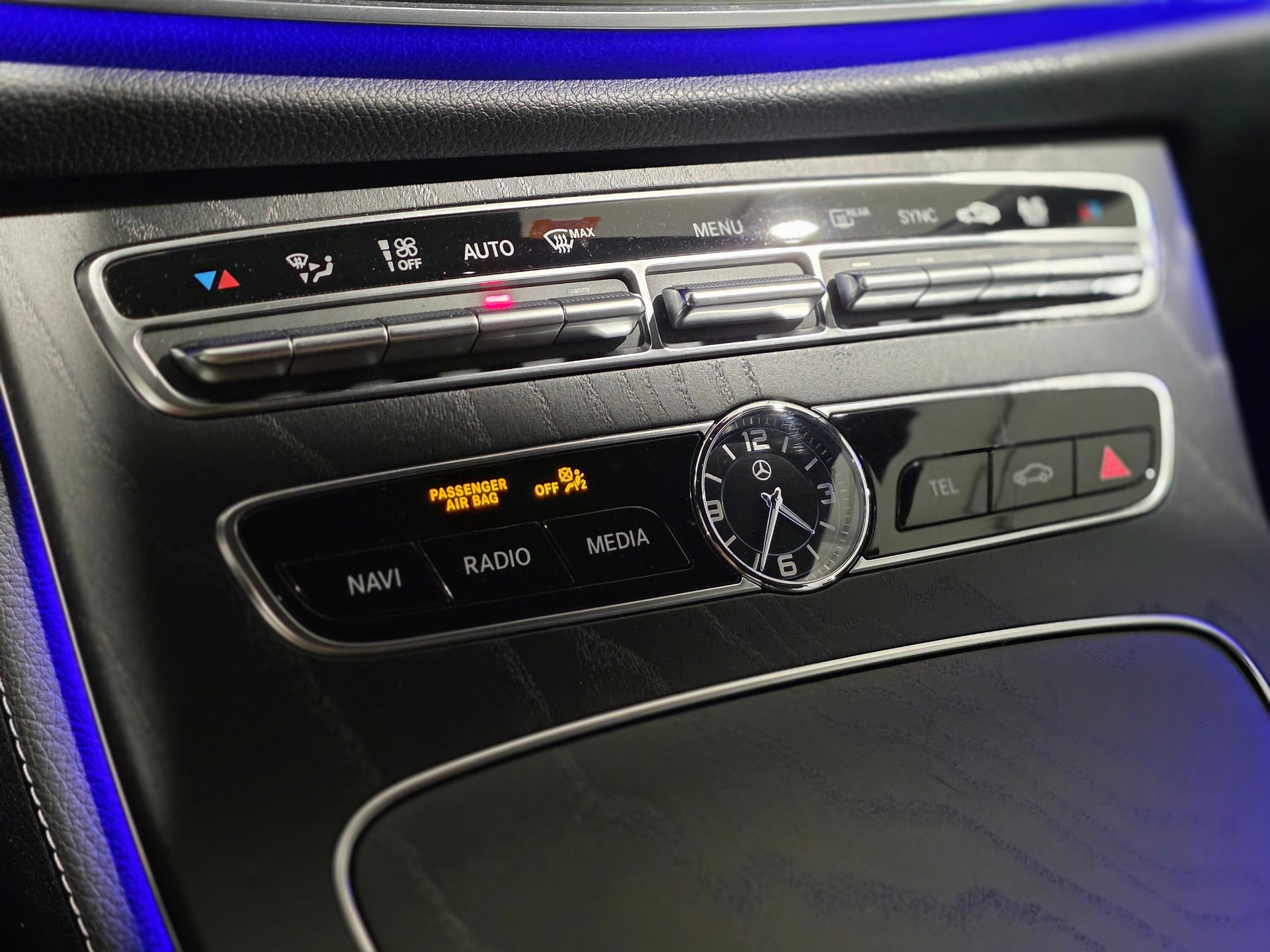MERCEDES-BENZ E 400 Cabriolet AMG Line 4 Matic 9G-Tronic-image-18