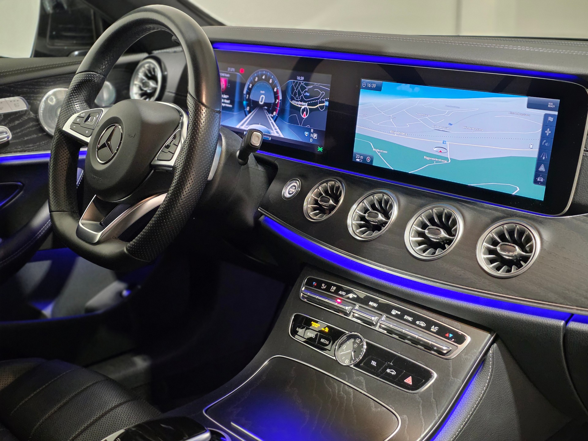 MERCEDES-BENZ E 400 Cabriolet AMG Line 4 Matic 9G-Tronic-image-24