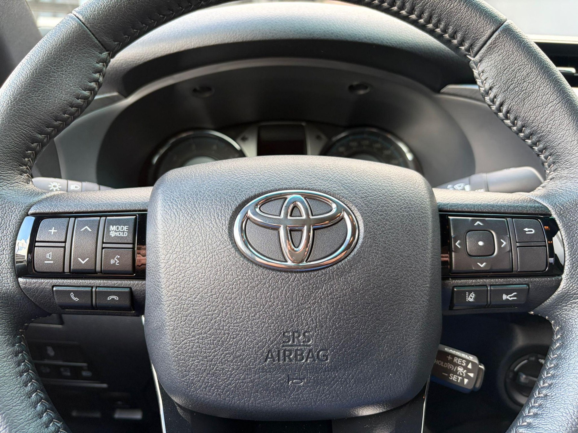 TOYOTA Hilux Double Cab.-Pick-up 2.8 D-4D 204 Invincible MHEV-image-8