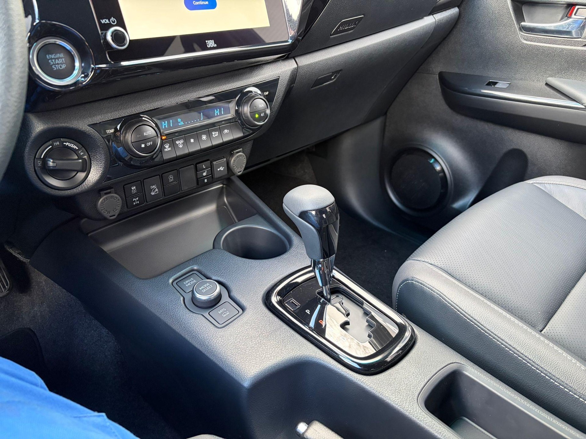 TOYOTA Hilux Double Cab.-Pick-up 2.8 D-4D 204 Invincible MHEV-image-14