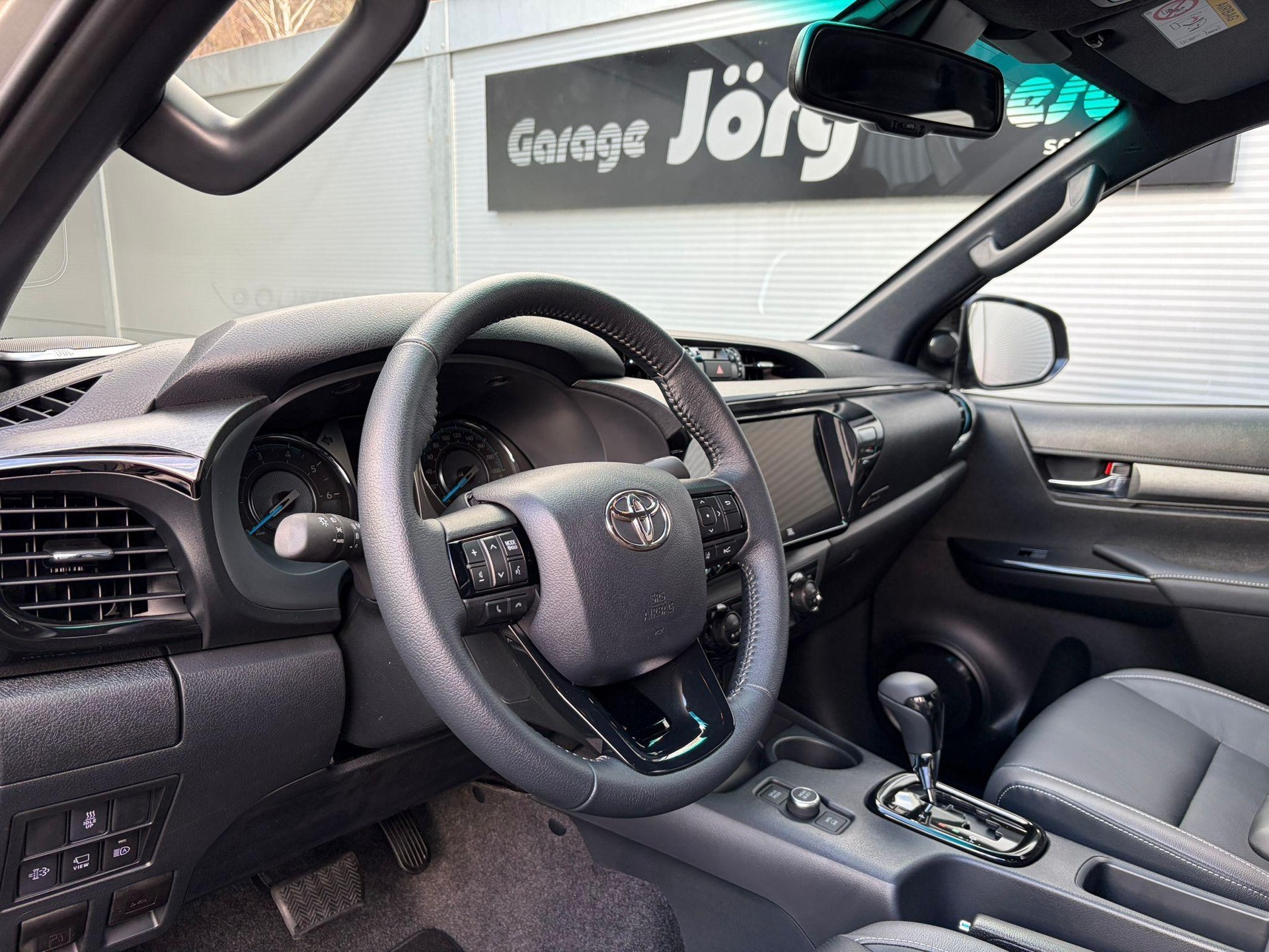 TOYOTA Hilux Double Cab.-Pick-up 2.8 D-4D 204 Invincible MHEV-image-5