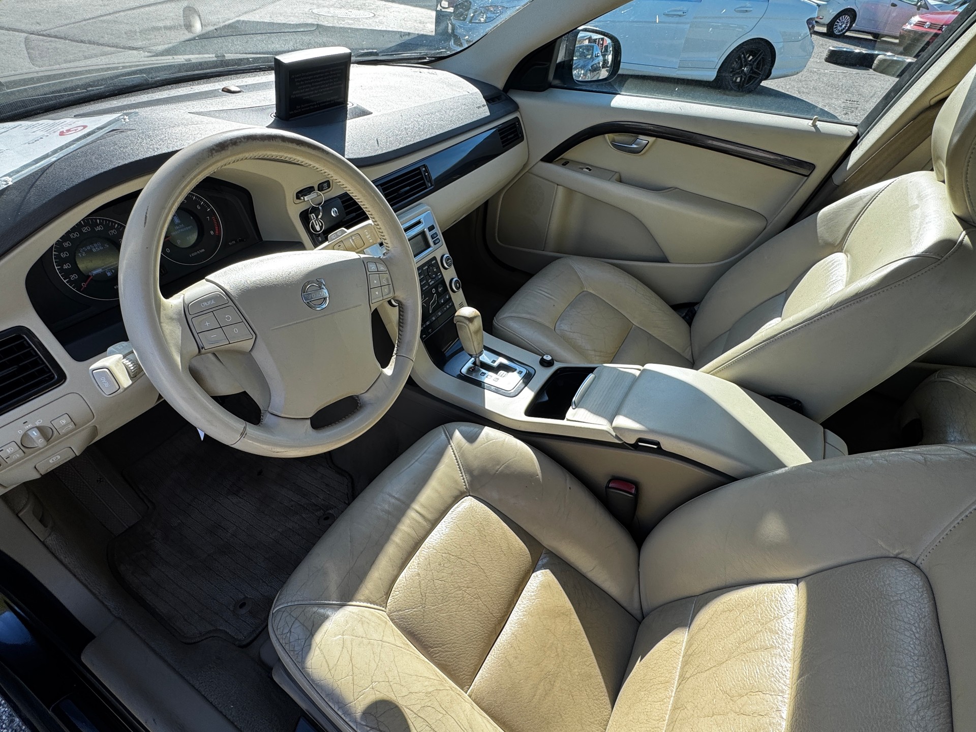 VOLVO V70 2.5T Flexifuel Momentum Geartronic-image-6