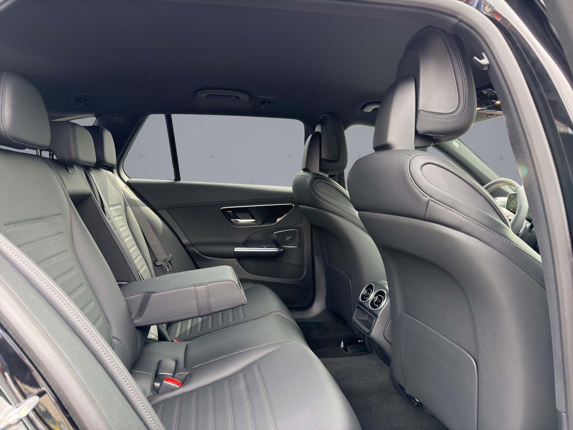 MERCEDES-BENZ C 220 d Swiss Star AMG Line 4matic Kombi-image-16