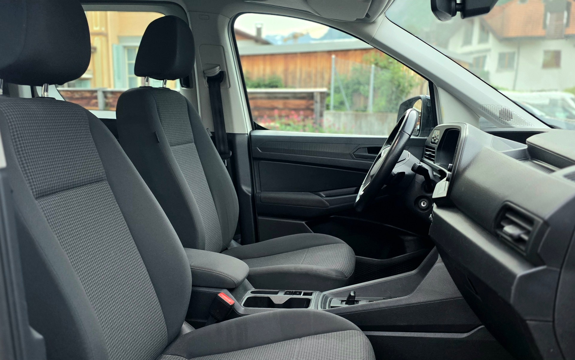 VW Caddy 2.0 TDI DSG-image-8