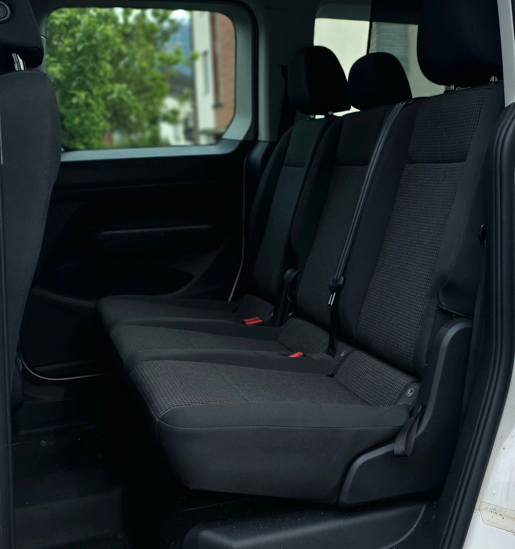 VW Caddy 2.0 TDI DSG-image-9