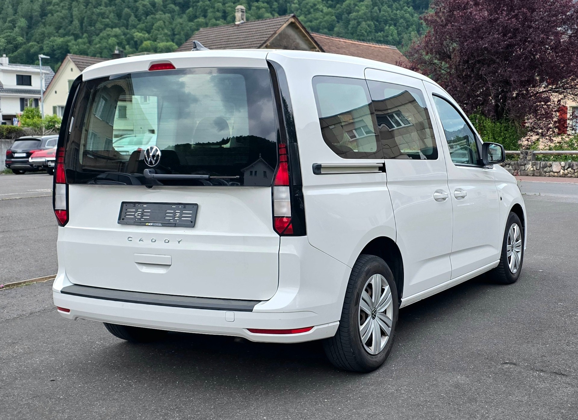 VW Caddy 2.0 TDI DSG-image-2