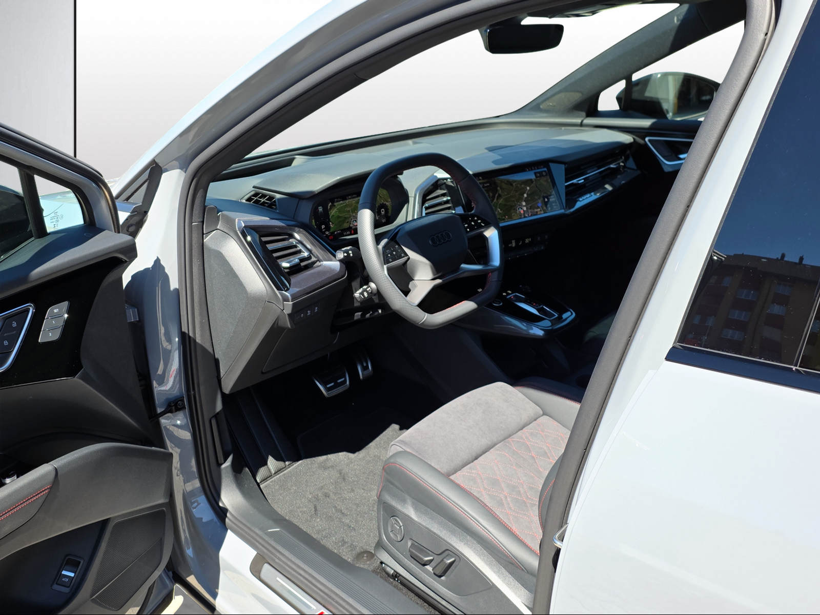 AUDI Q4 e-tron 45 Edition Swiss Ski quattro-image-5