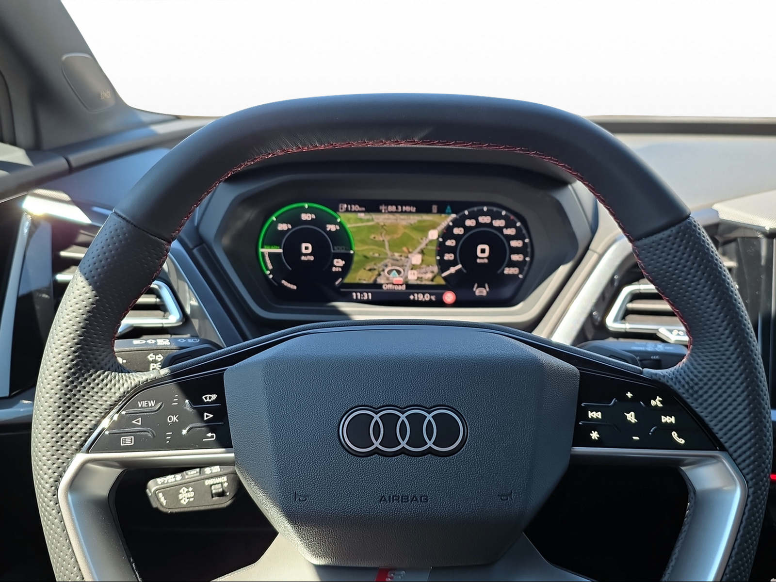 AUDI Q4 e-tron 45 Edition Swiss Ski quattro-image-4