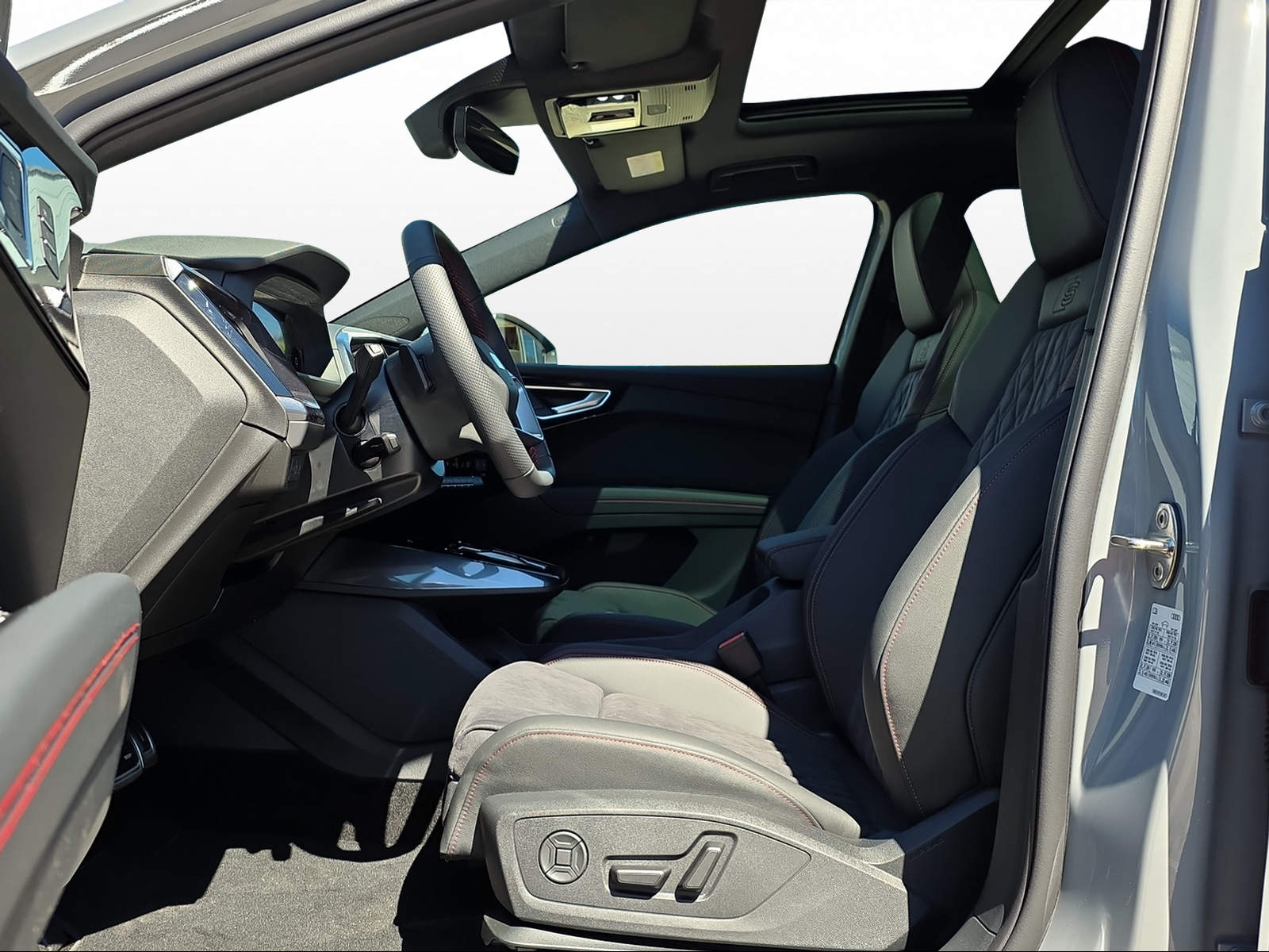 AUDI Q4 e-tron 45 Edition Swiss Ski quattro-image-6