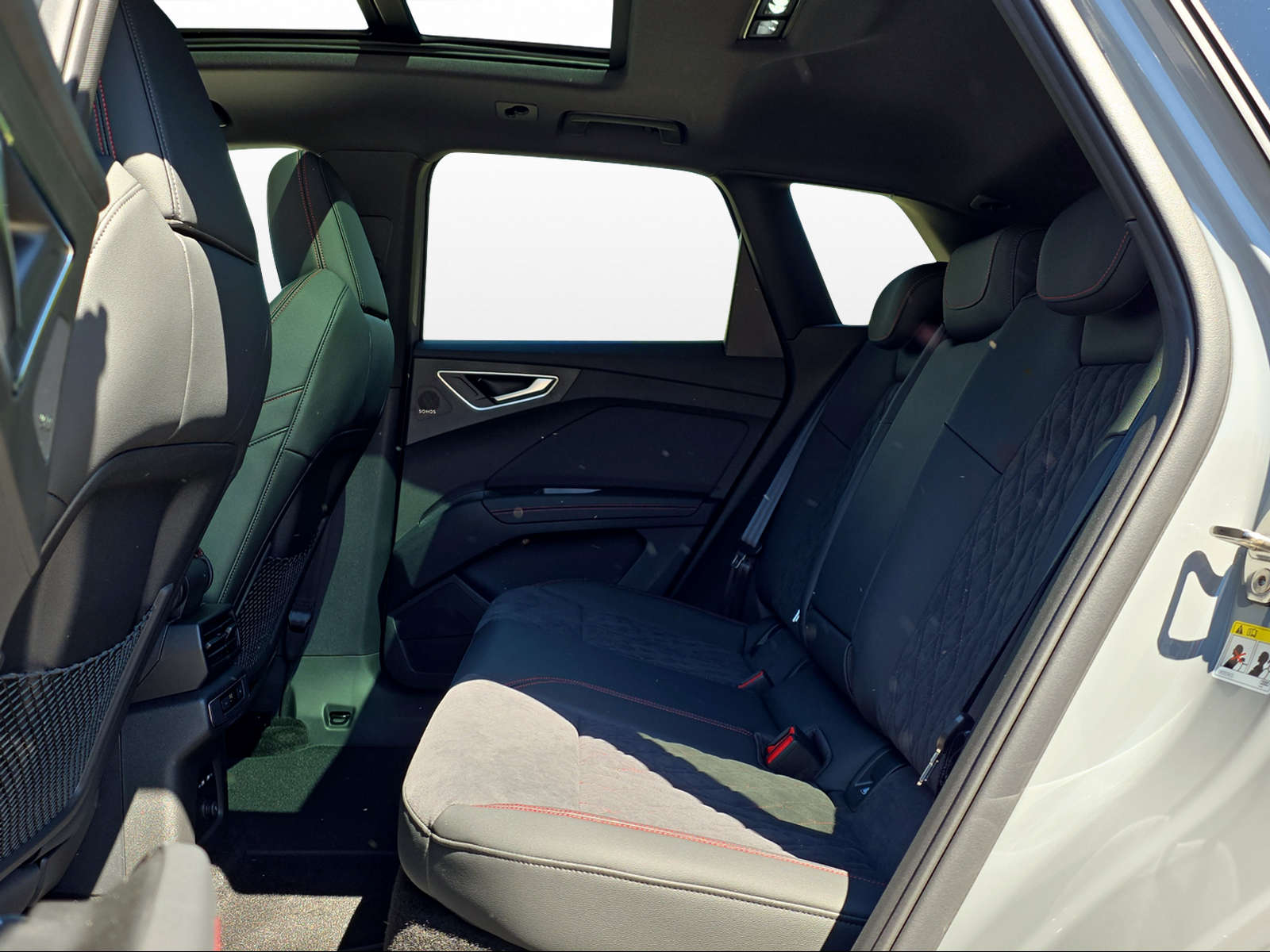 AUDI Q4 e-tron 45 Edition Swiss Ski quattro-image-10