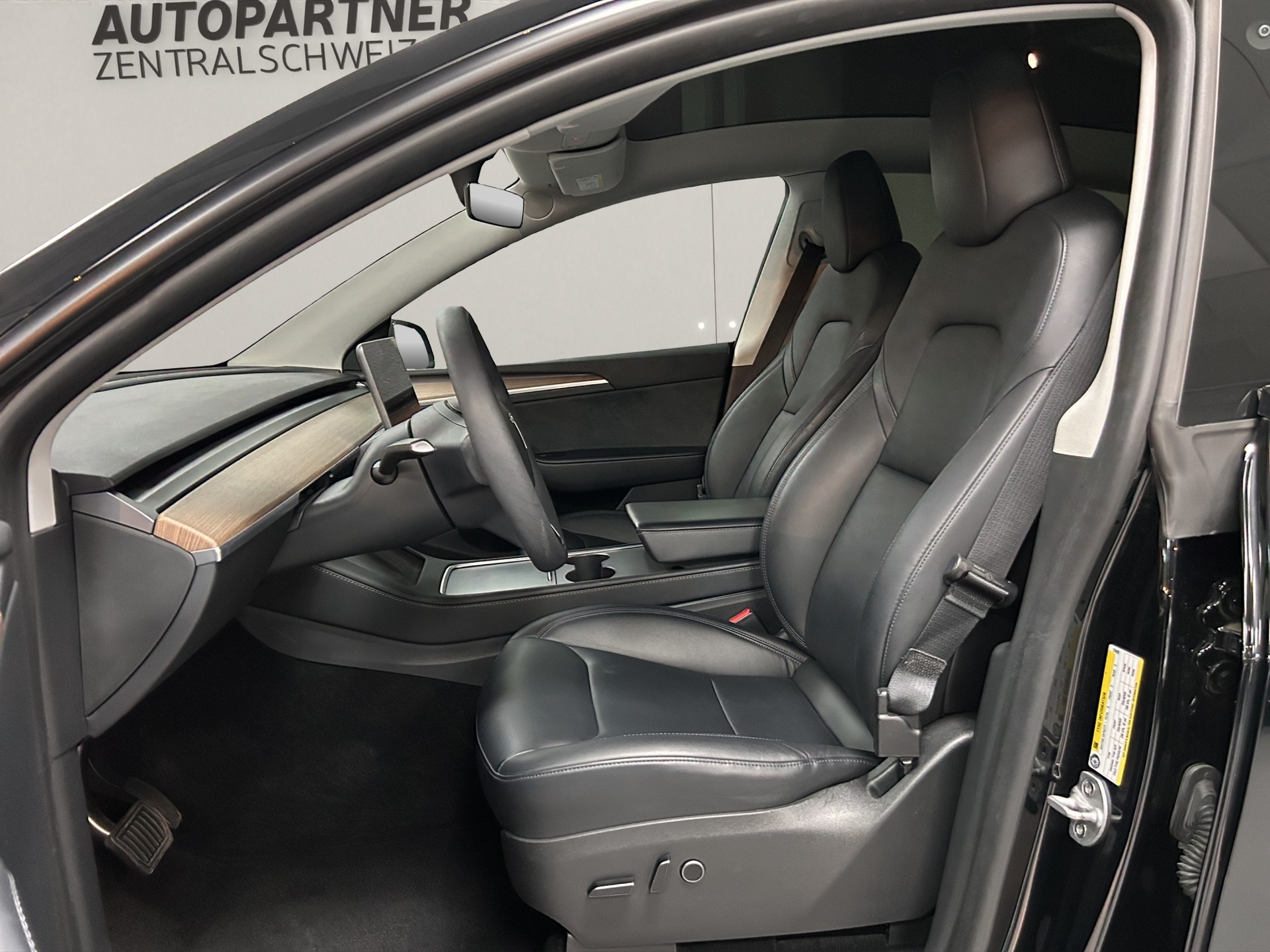 TESLA Model Y Long Range-image-5
