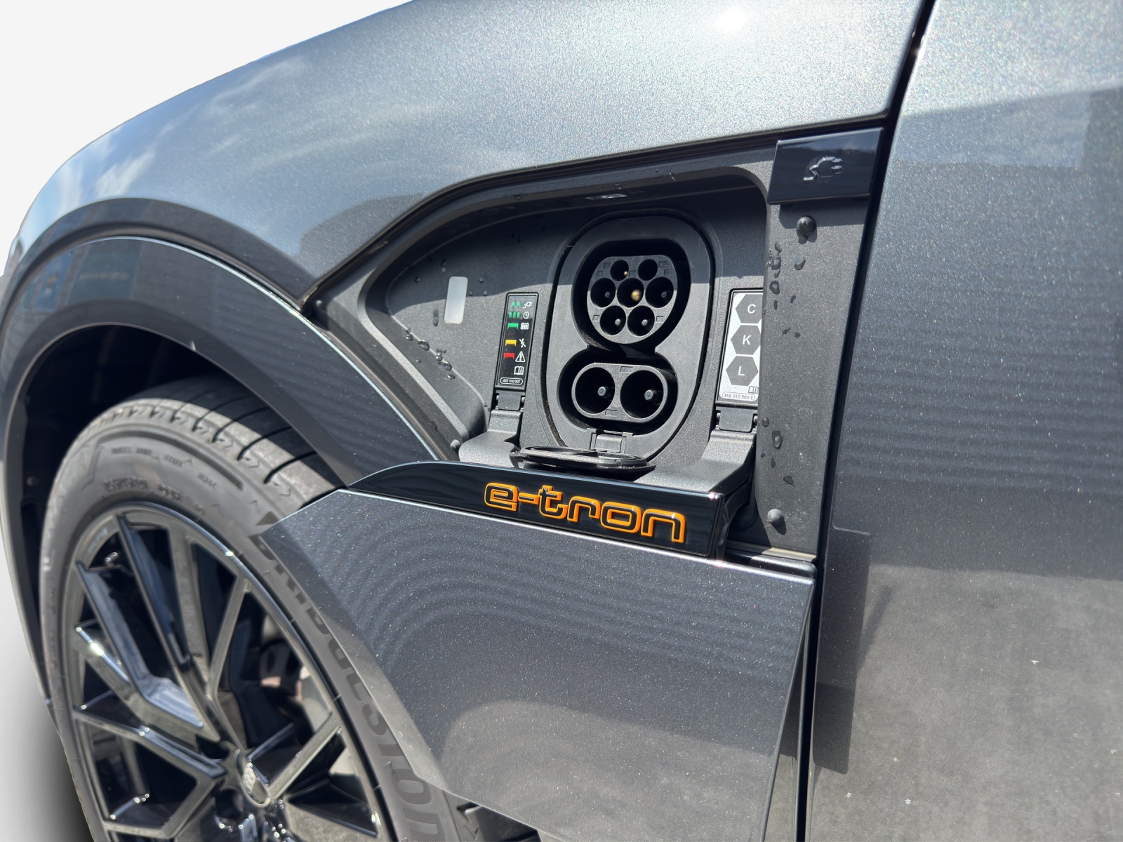 AUDI e-tron 55 S Line Black Edition quattro-image-15