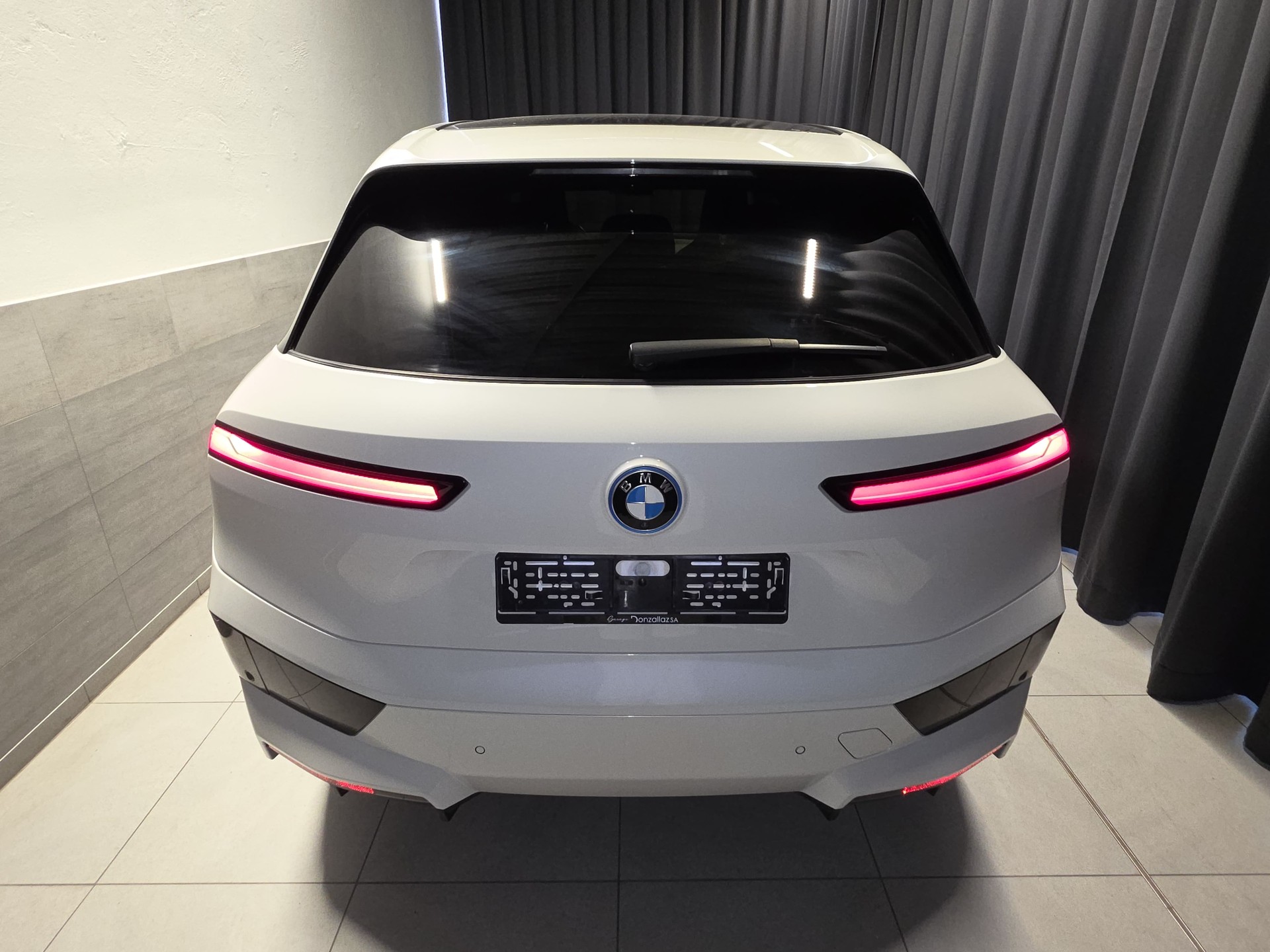 BMW iX xDrive50(57)-showroom-element-2