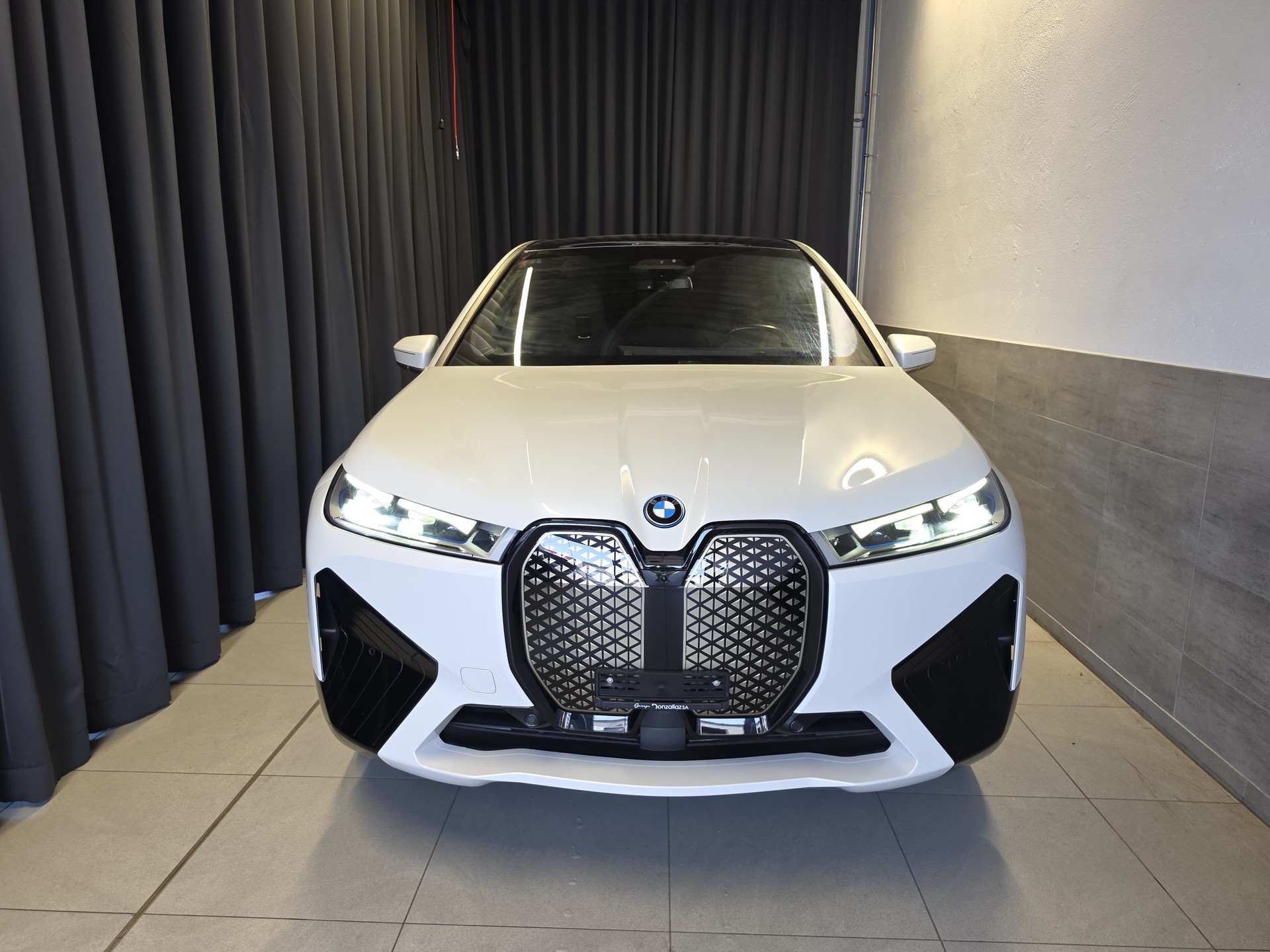 BMW iX xDrive50(57)-showroom-element-3