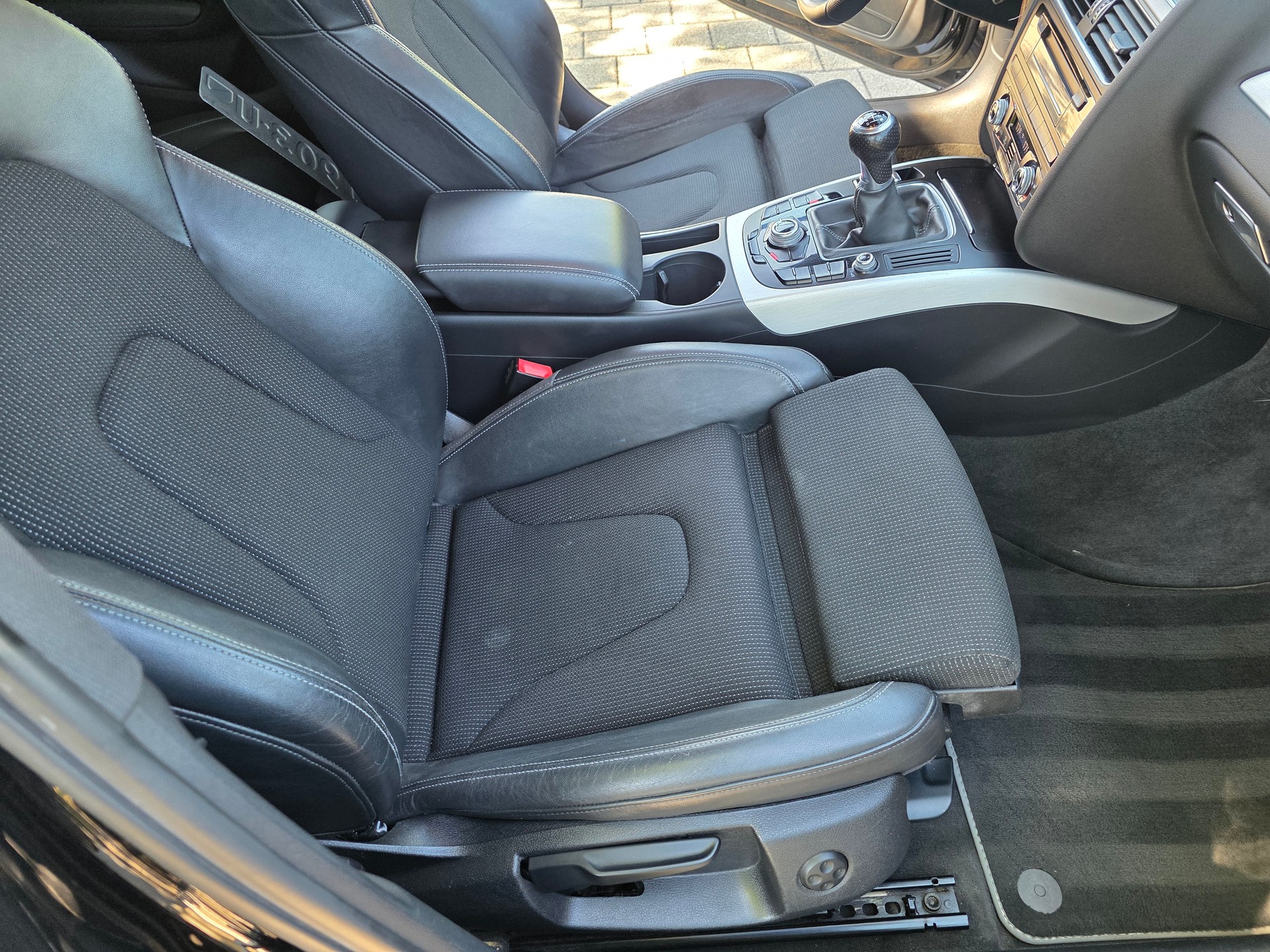 AUDI A4 Avant 2.0 TDI quattro-image-9
