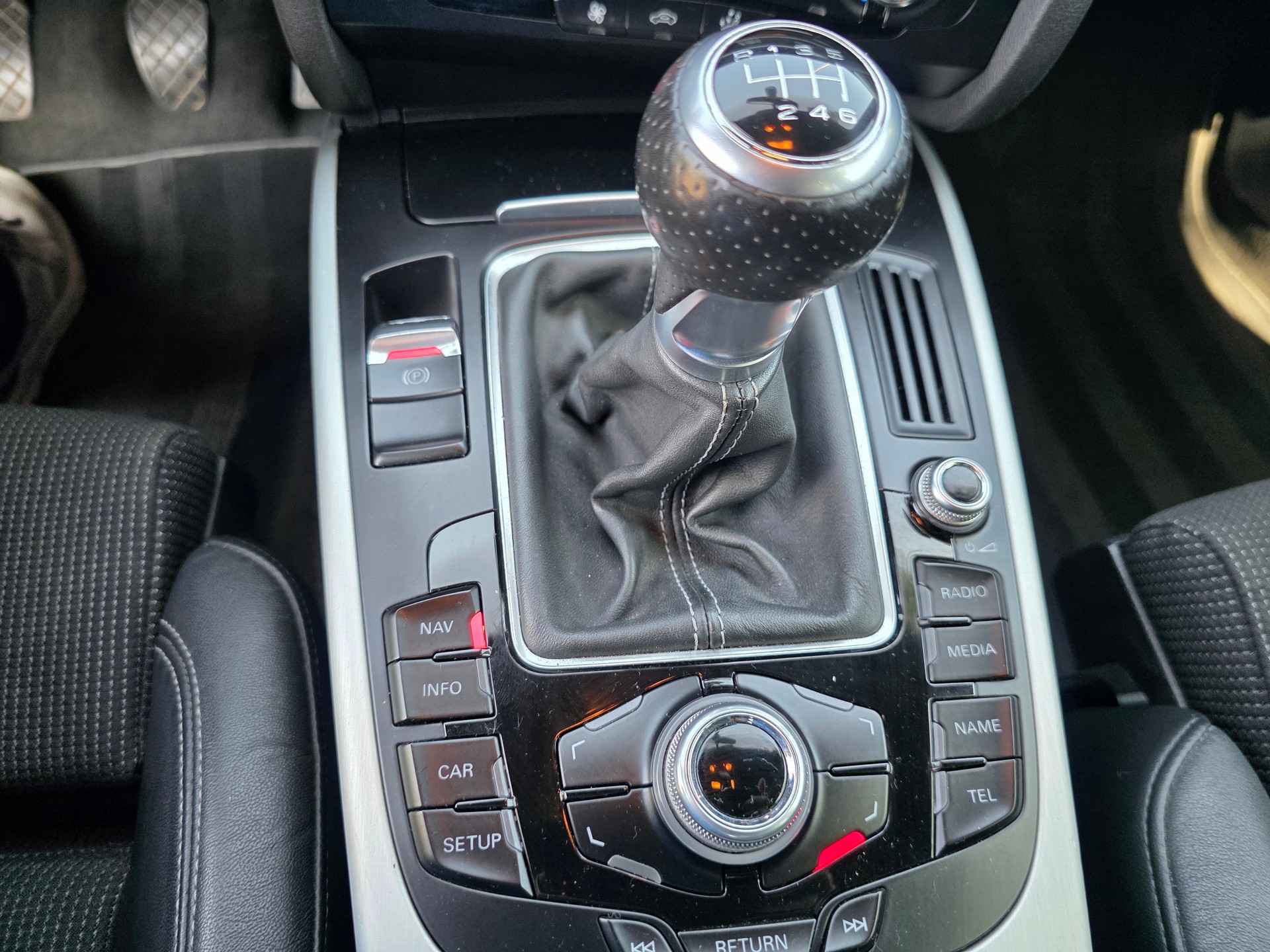 AUDI A4 Avant 2.0 TDI quattro-image-12