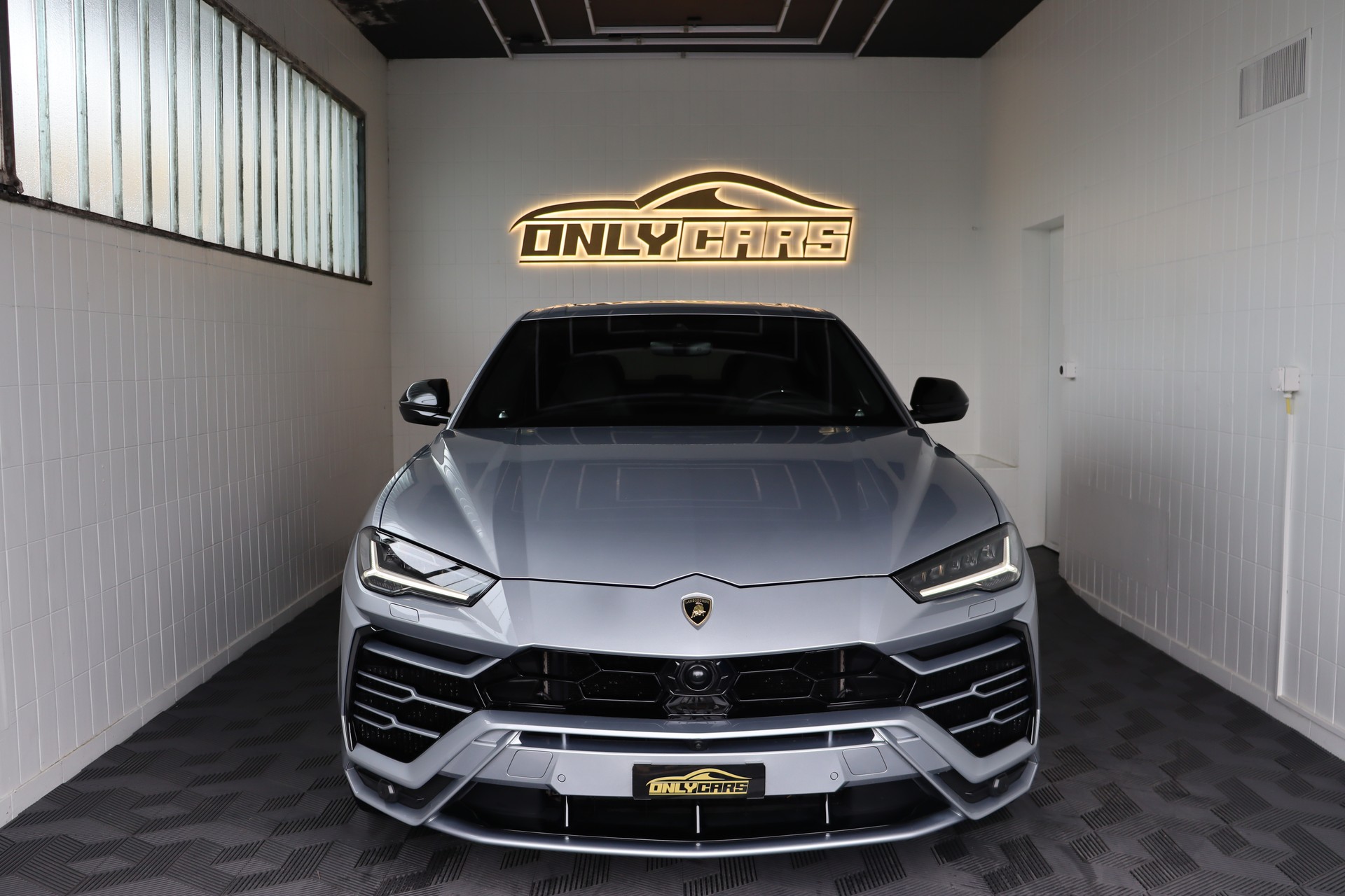 LAMBORGHINI Urus E-Gear-showroom-element-1
