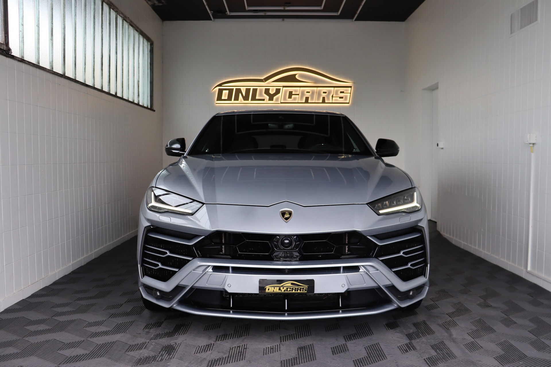 LAMBORGHINI Urus E-Gear-showroom-element-3