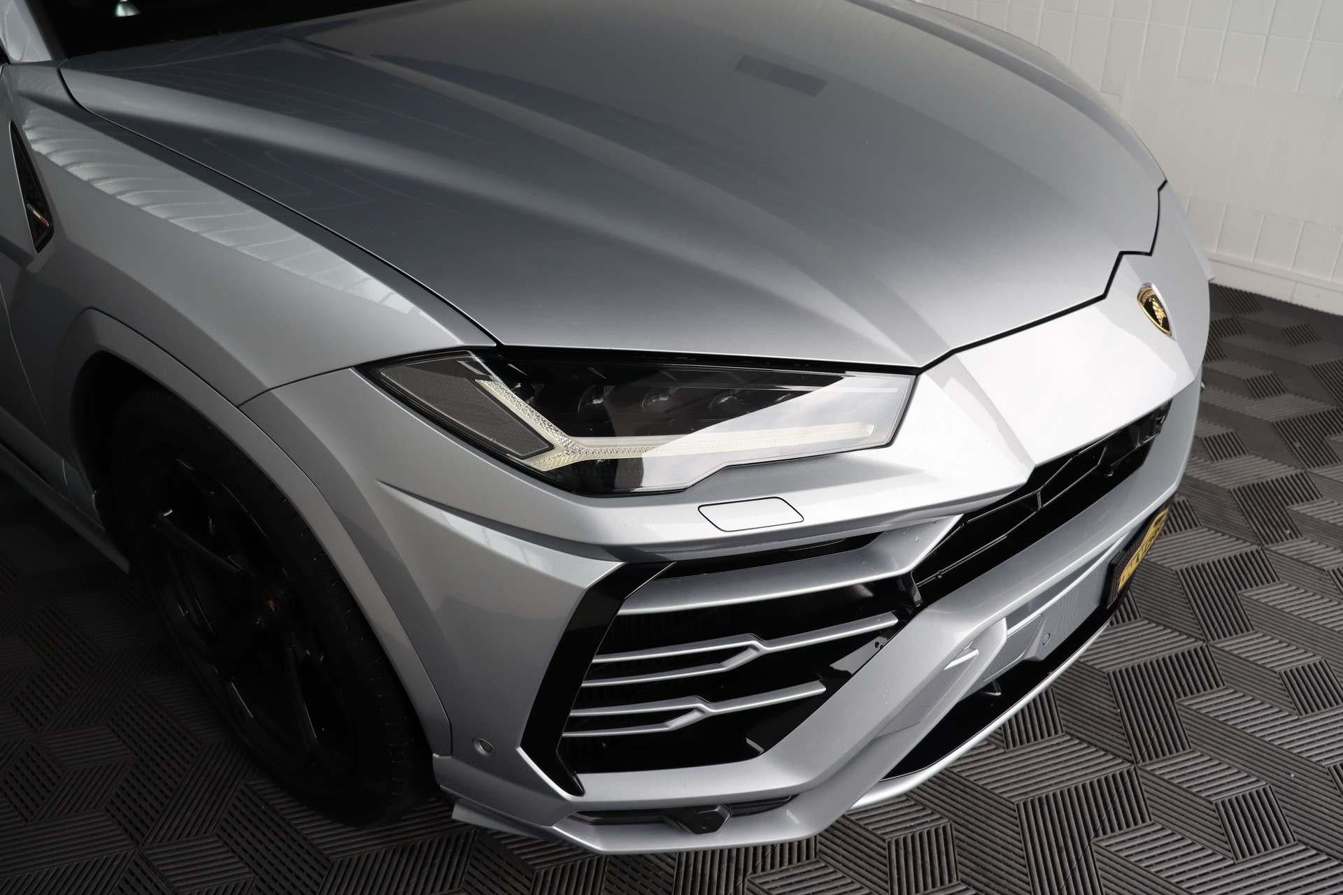 LAMBORGHINI Urus E-Gear-showroom-element-2