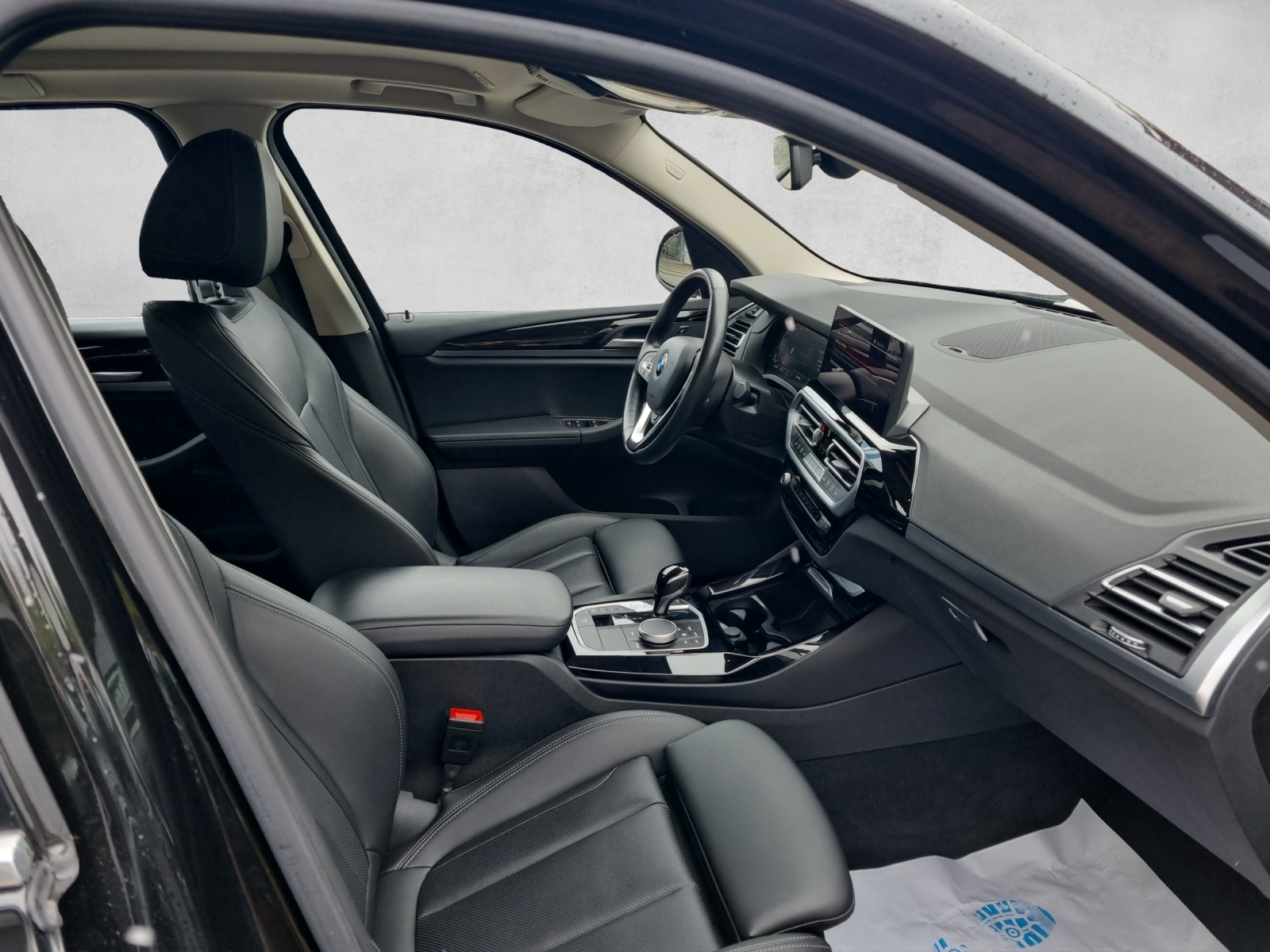 BMW X3 xDrive 20i-showroom-element-3