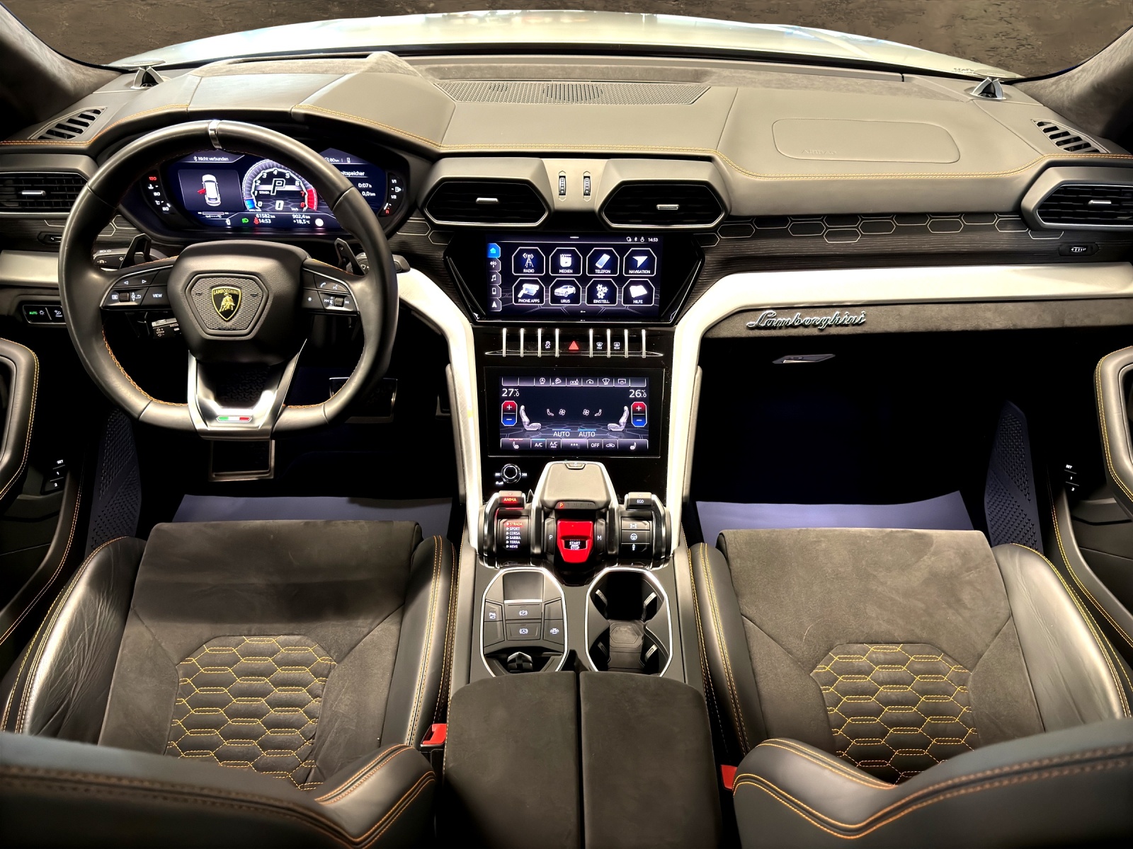 LAMBORGHINI Urus E-Gear-showroom-element-3