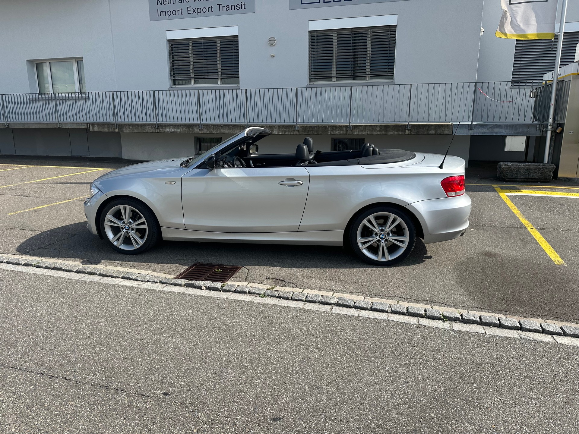 BMW 120i Cabrio-image-7