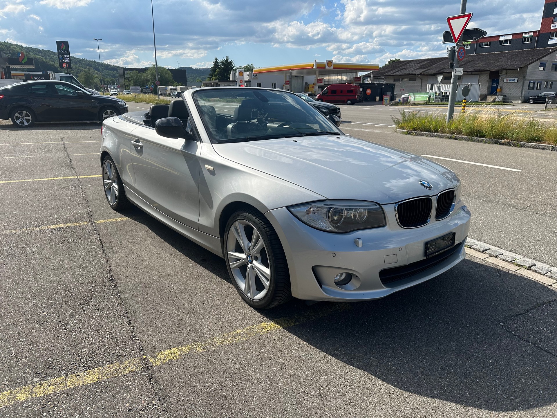 BMW 120i Cabrio-image-1