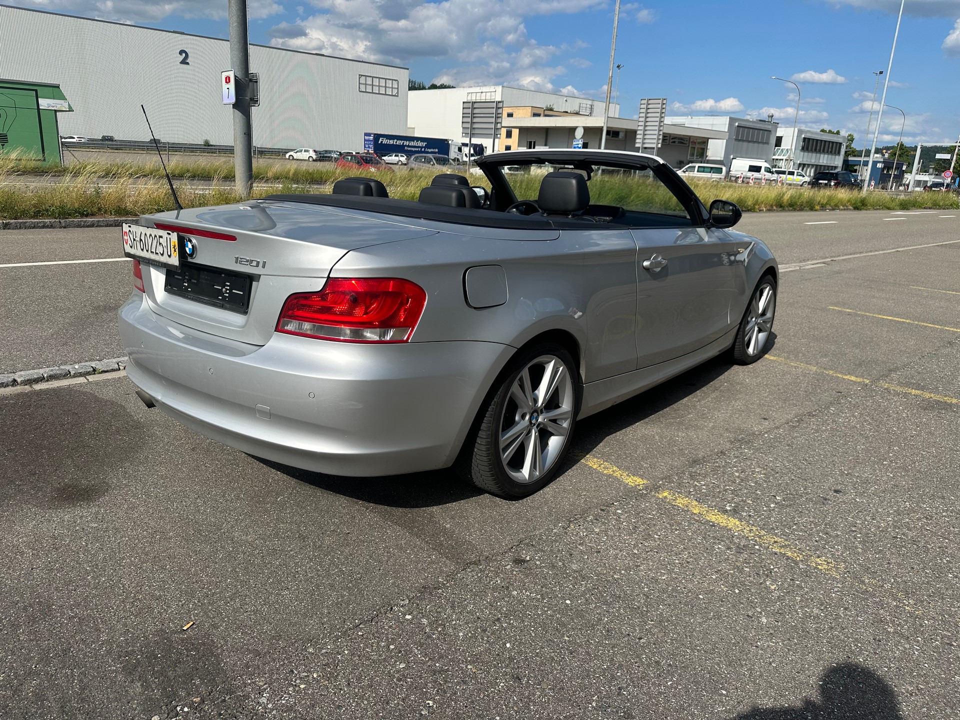 BMW 120i Cabrio-image-3