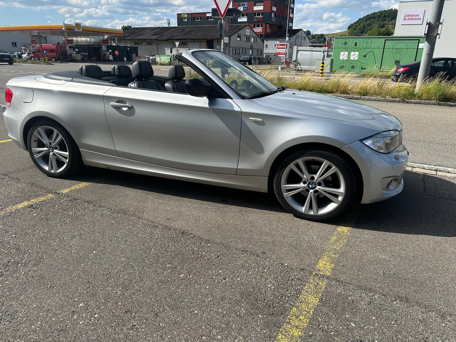 BMW 120i Cabrio-image-2
