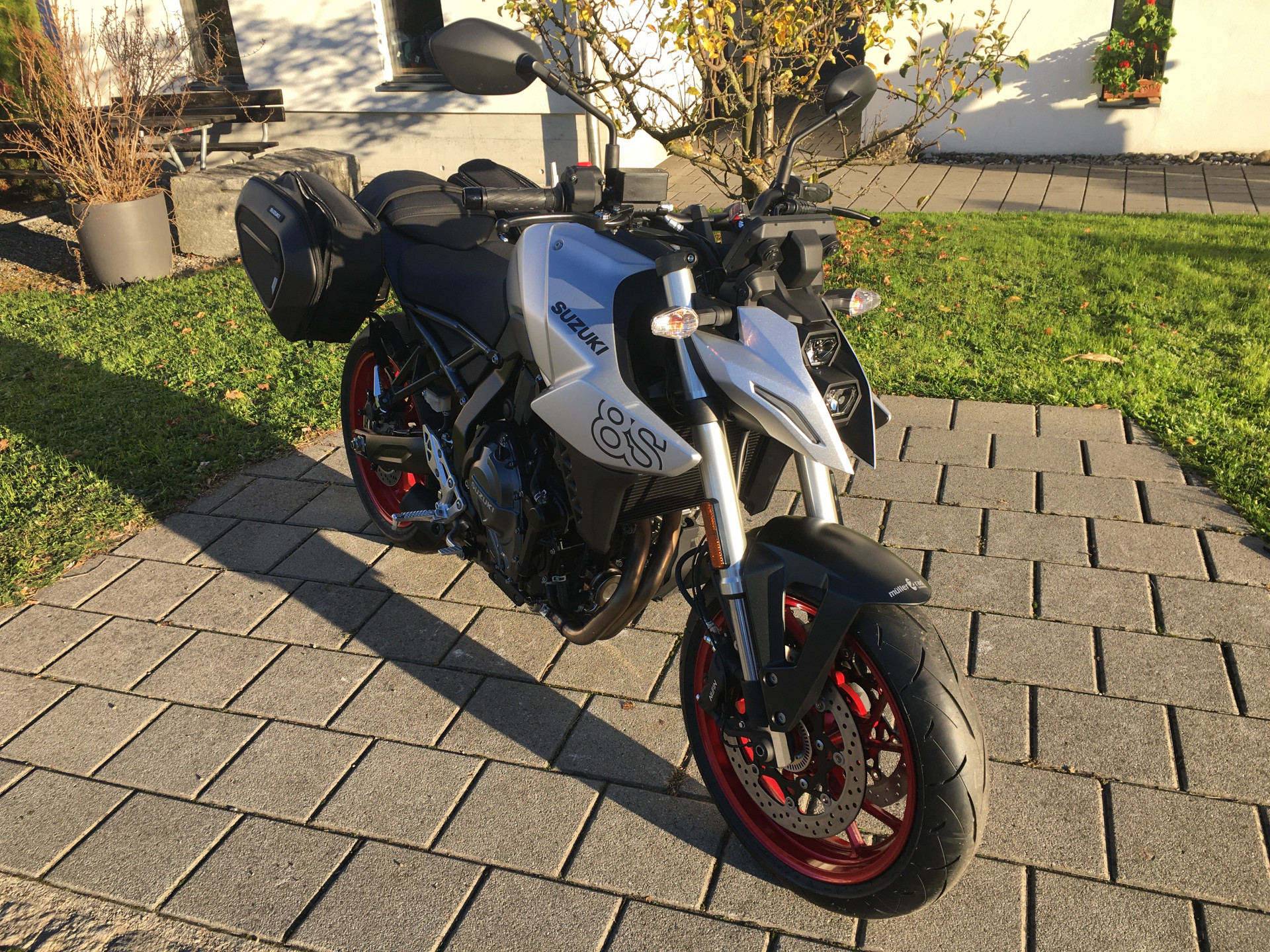 SUZUKI GSX-8S-image-2