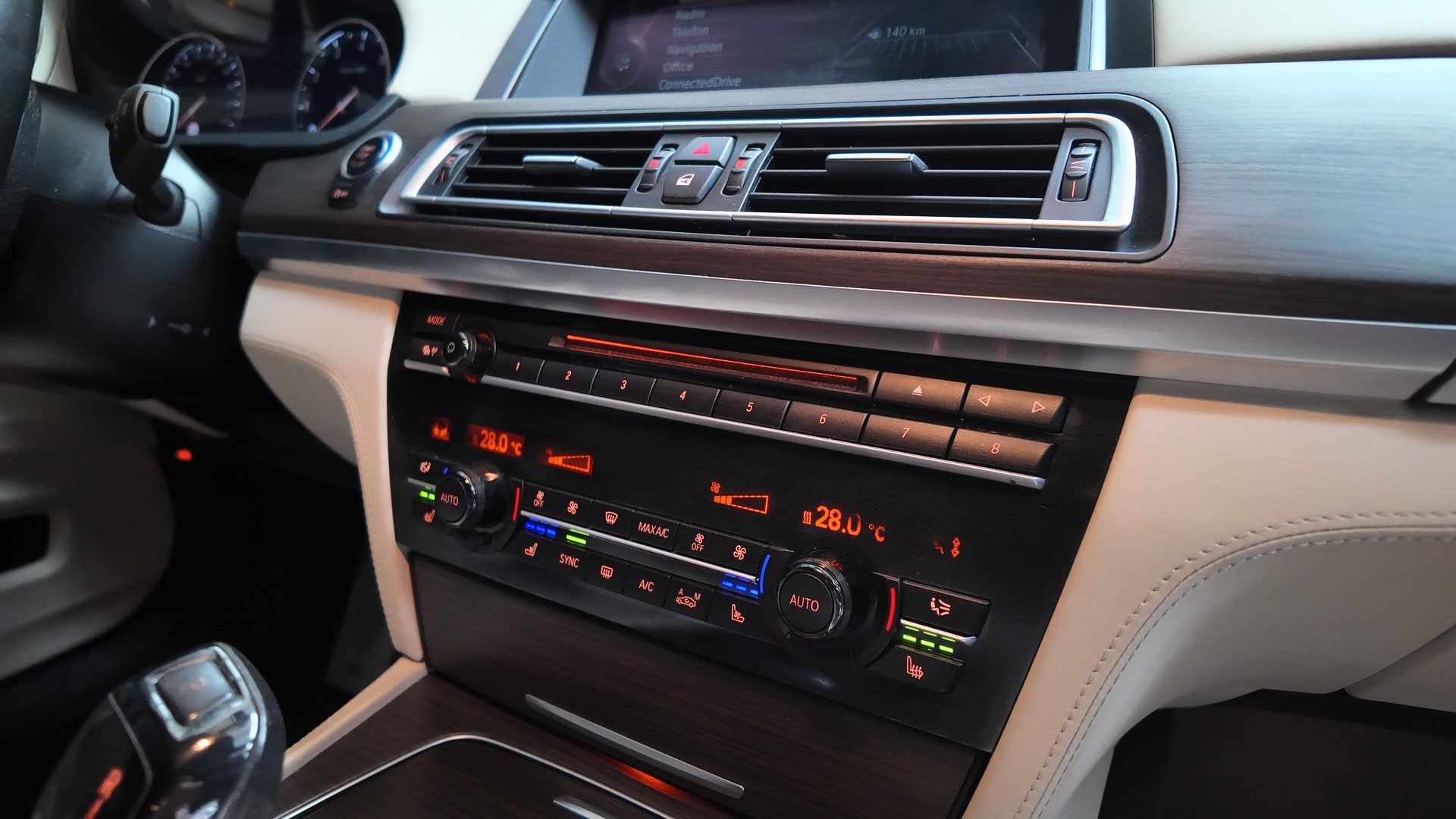 BMW 750i xDrive M-Sportpaket-image-9