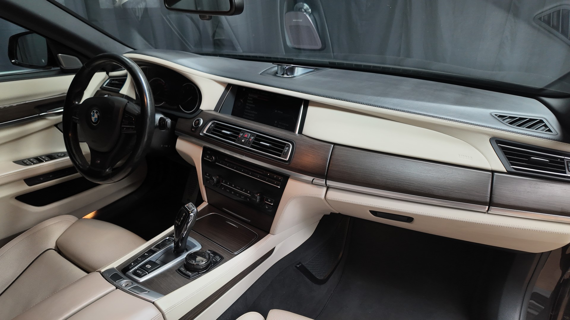 BMW 750i xDrive M-Sportpaket-image-6