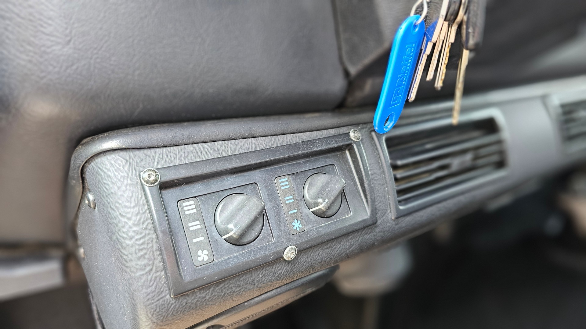 LAND ROVER Defender 90 SW 2.5 Td5-image-12