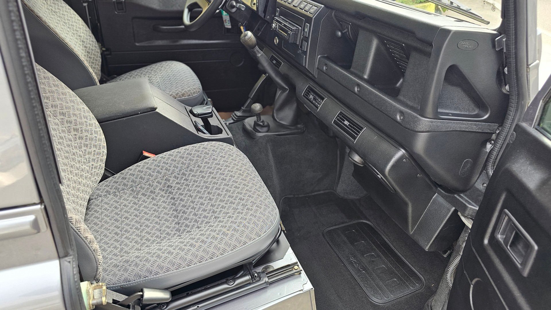 LAND ROVER Defender 90 SW 2.5 Td5-image-6